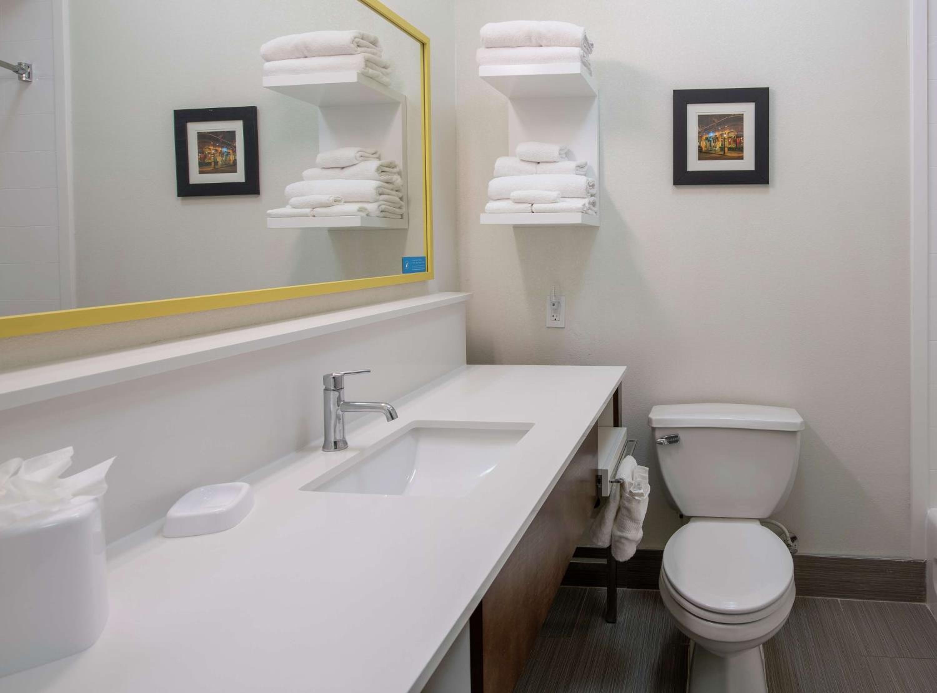 Deluxe King Room - Non-Smoking - Photo 2