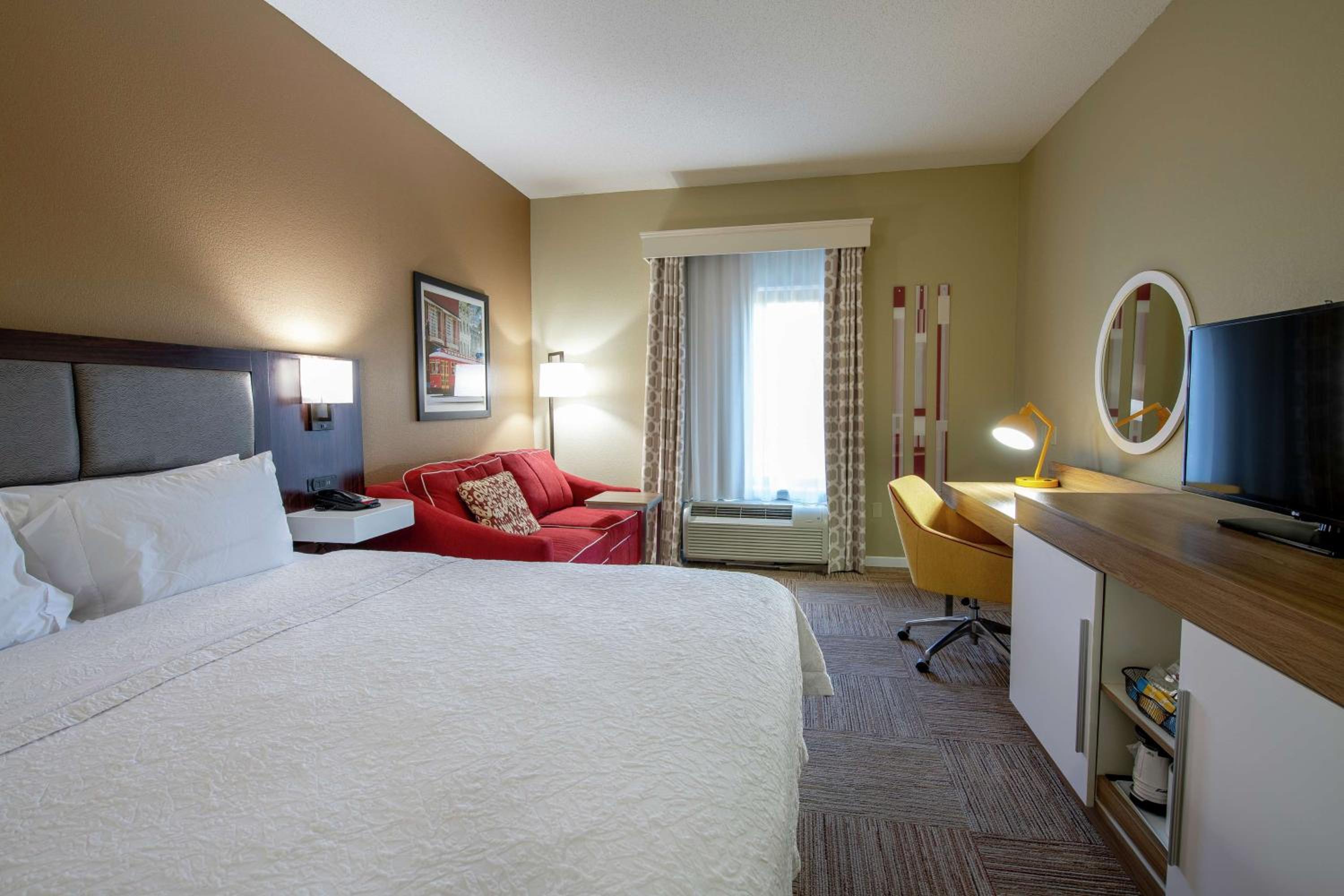 Deluxe King Room - Non-Smoking - Photo 3
