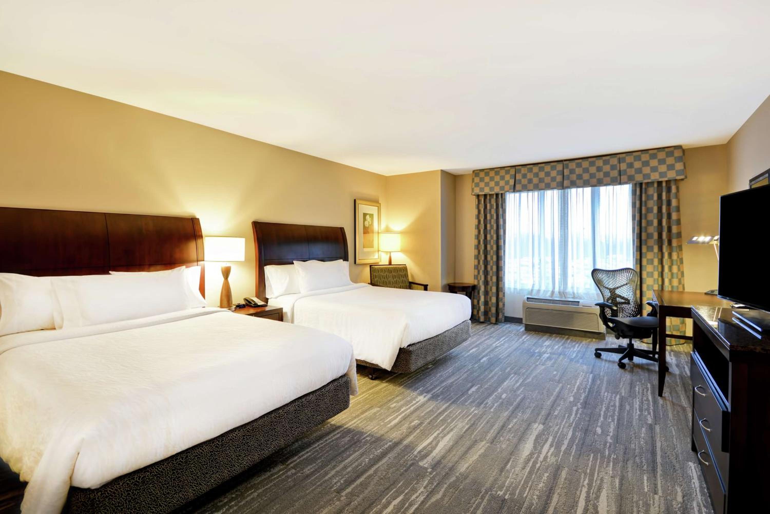 Queen Room with Two Queen Beds - Photo 2