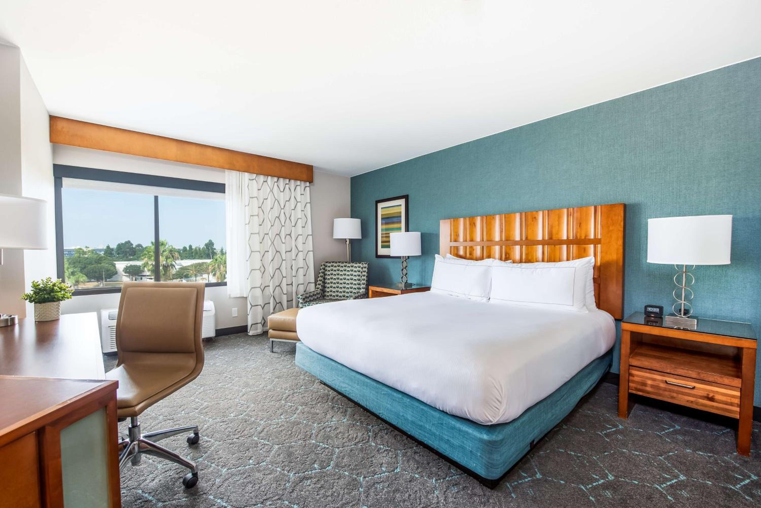 King Junior Suite - Non-Smoking - Photo 1