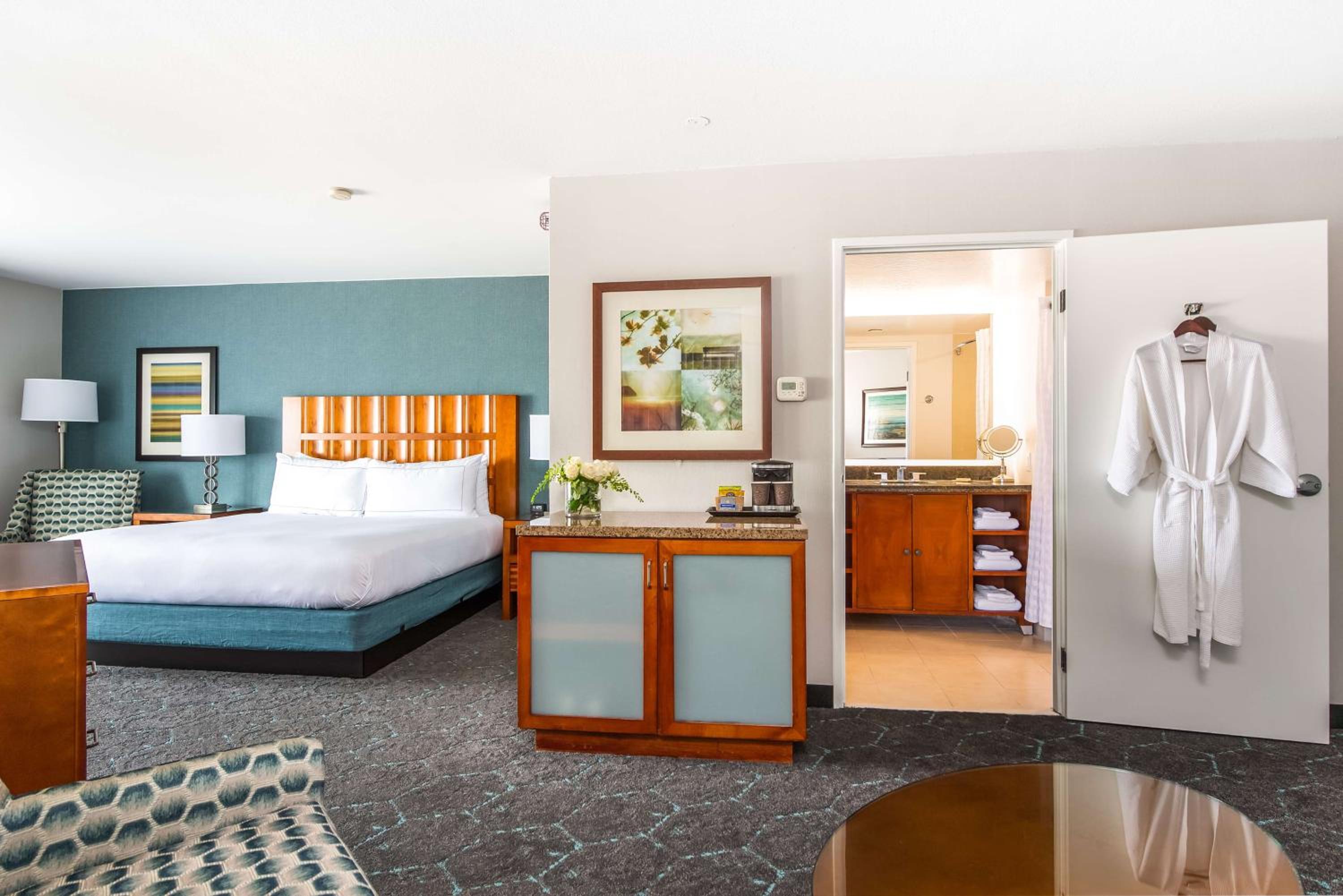 King Junior Suite - Non-Smoking - Photo 3