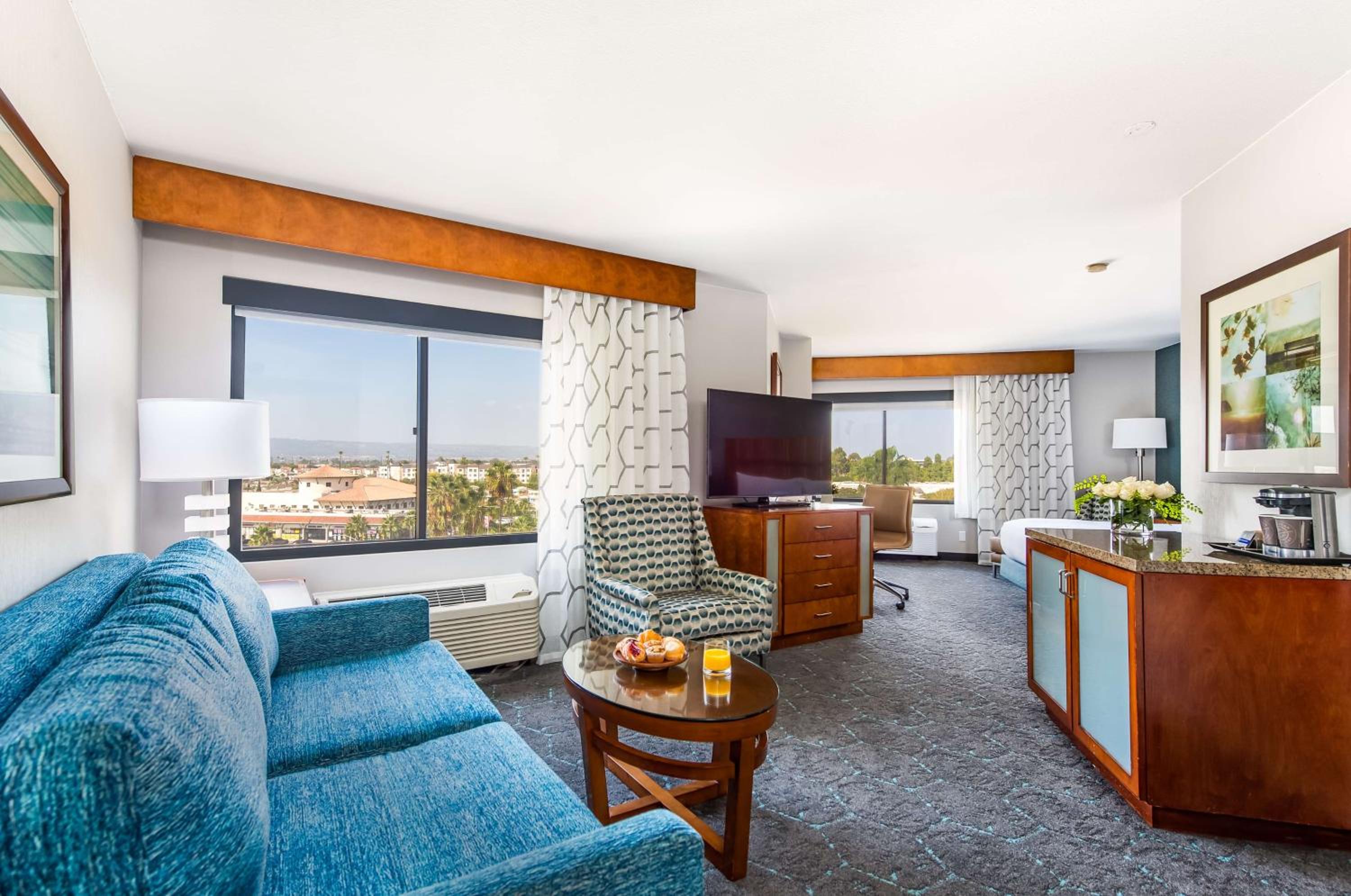 King Junior Suite - Non-Smoking - Photo 2