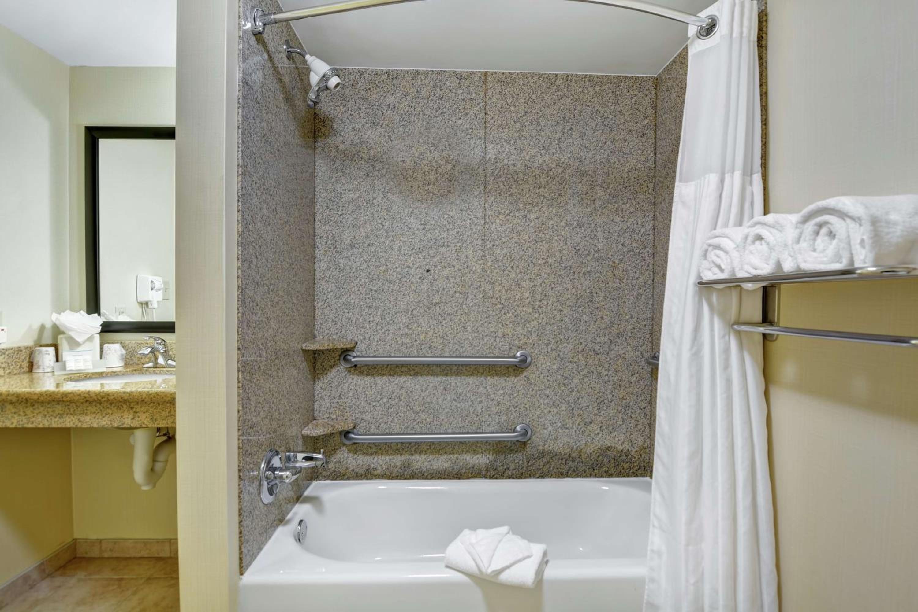 King Room with Tub - Mobility and Hearing Access - Photo 4