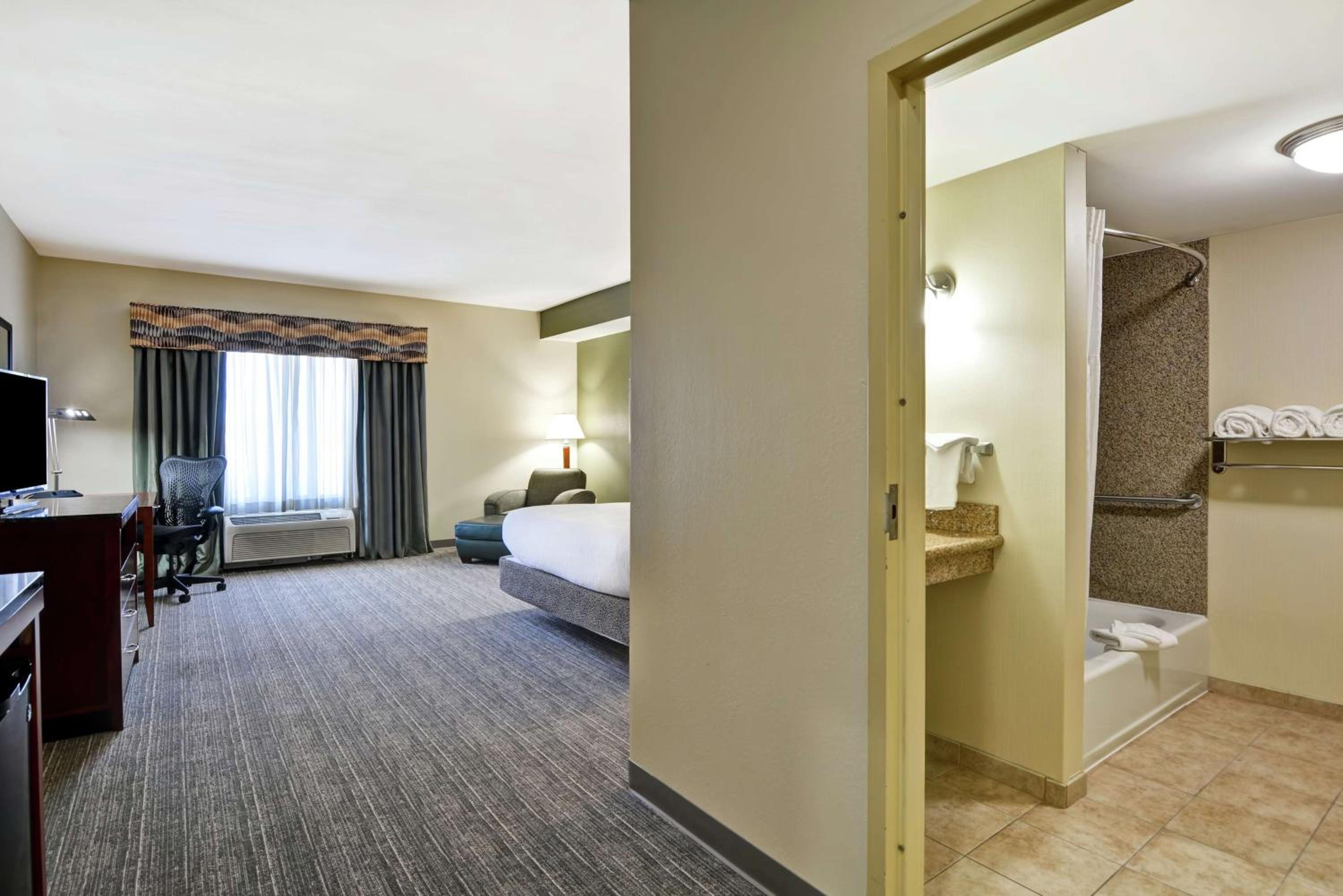 Deluxe King Room - Photo 3