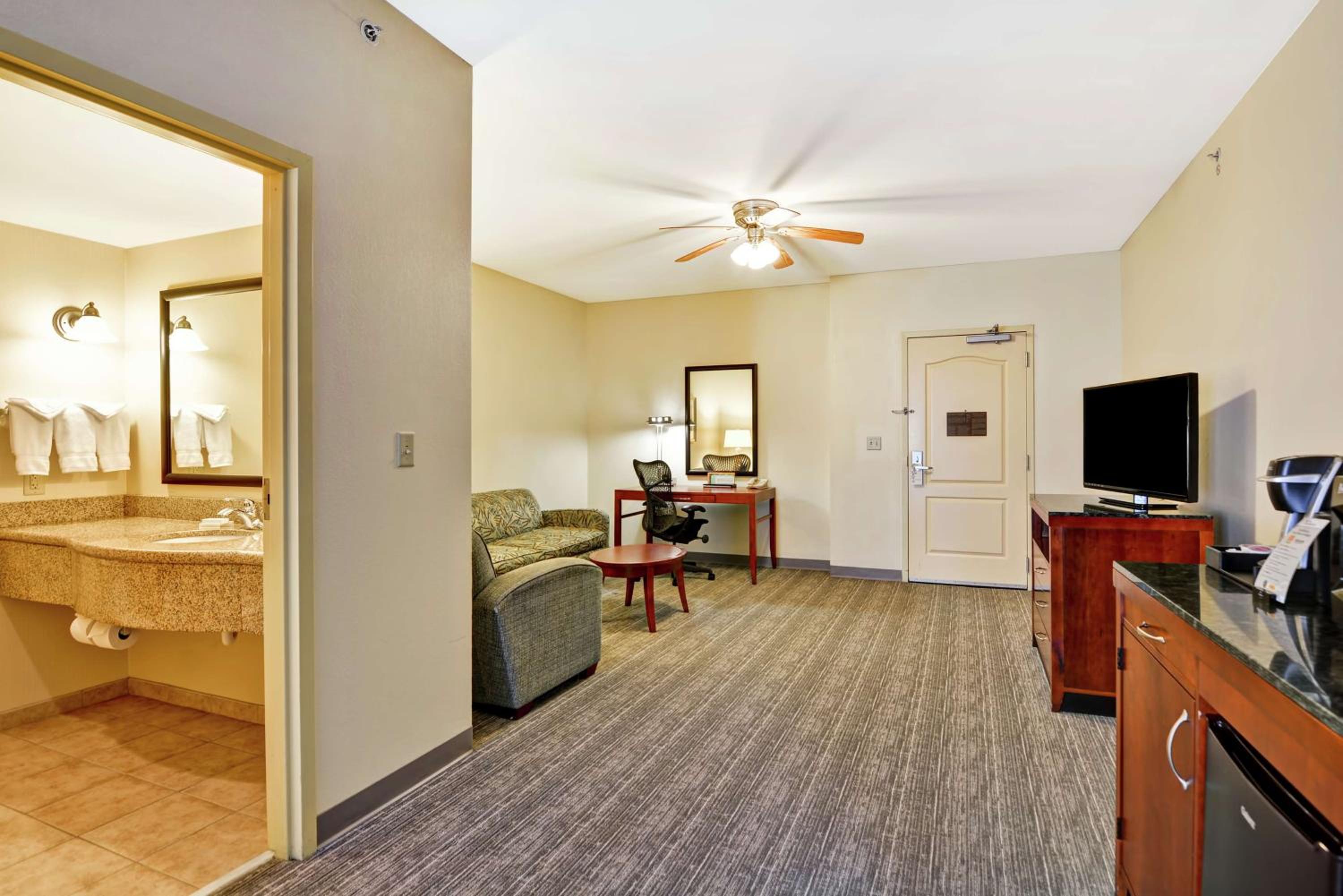 One-Bedroom King Suite - Photo 4