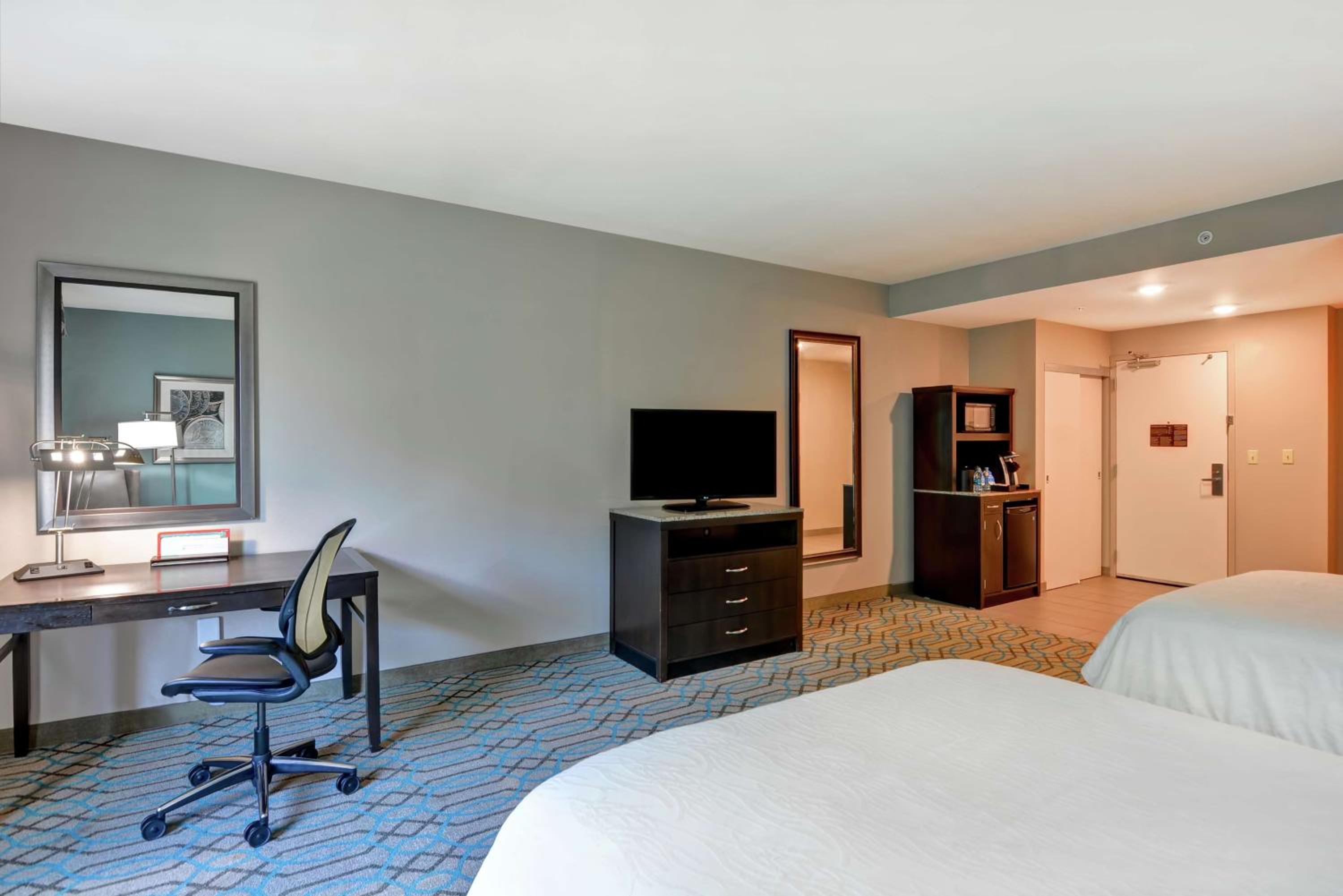 Queen Room with Two Queen Beds photo 1