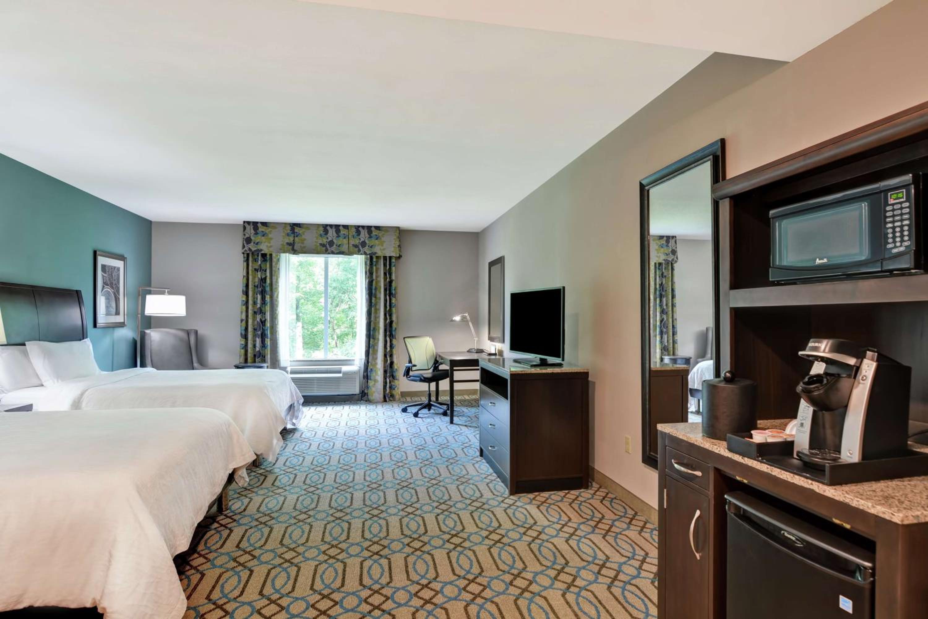 Queen Room with Two Queen Beds photo 3