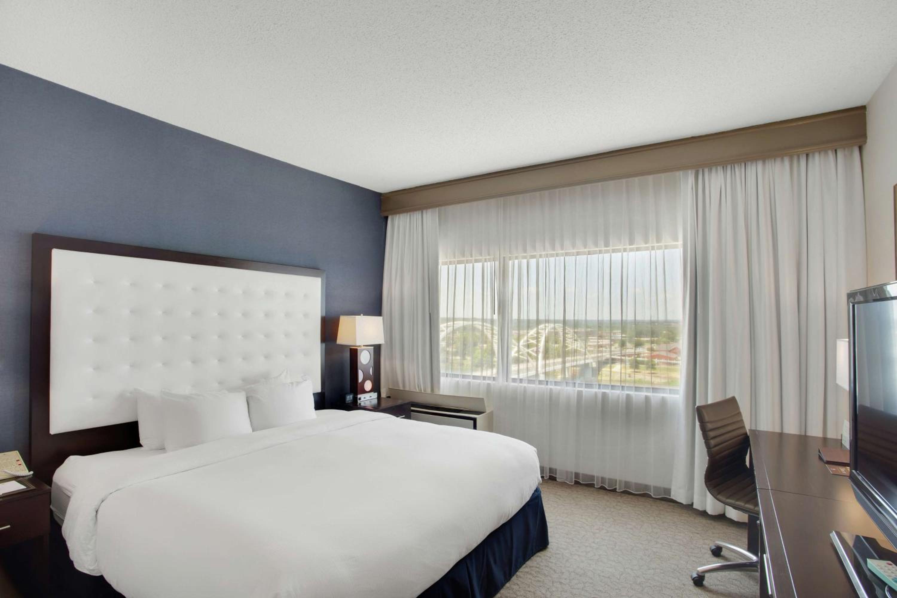 King Room - Non-Smoking - Photo 2