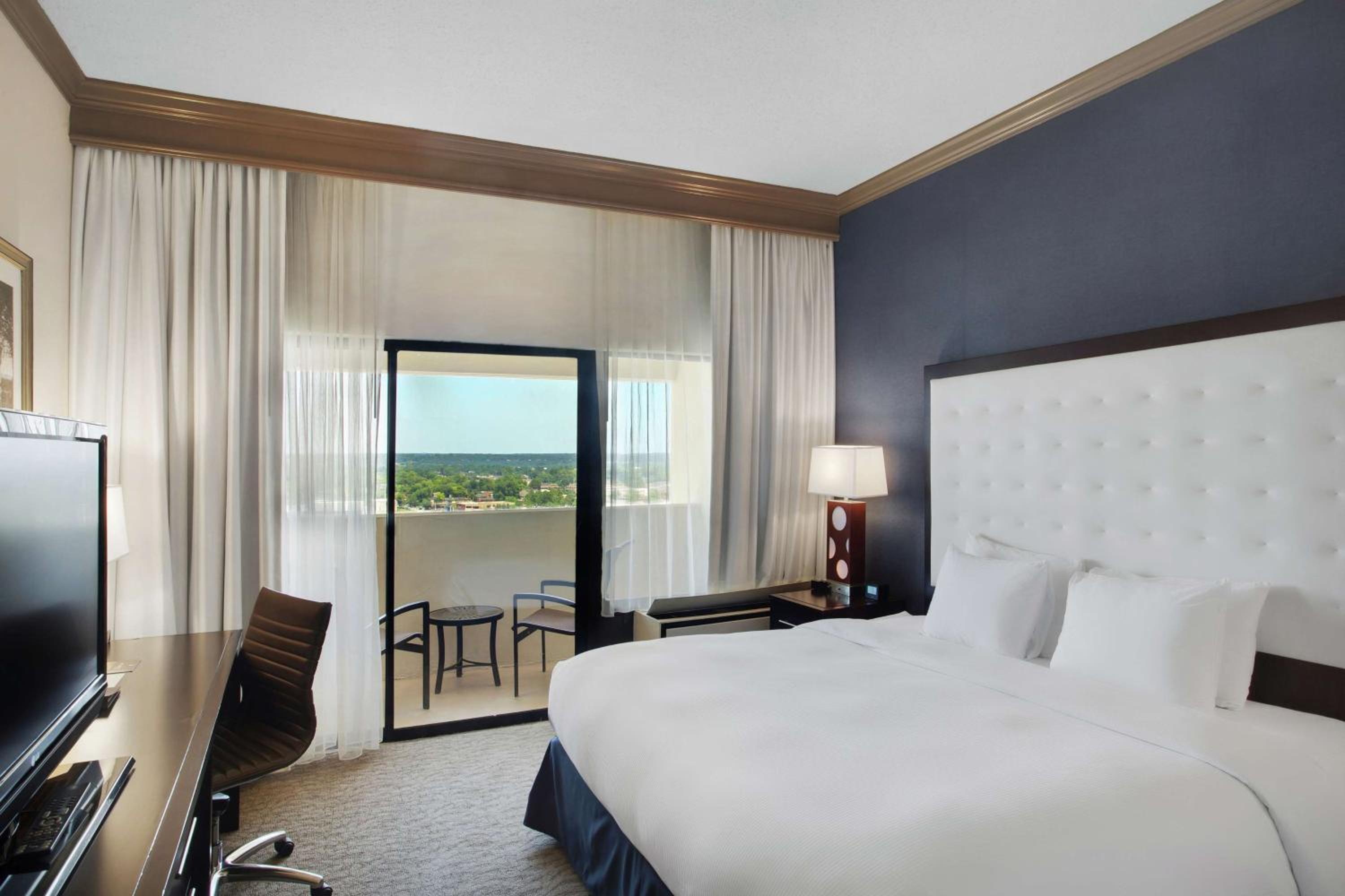King Room with Balcony - Photo 1