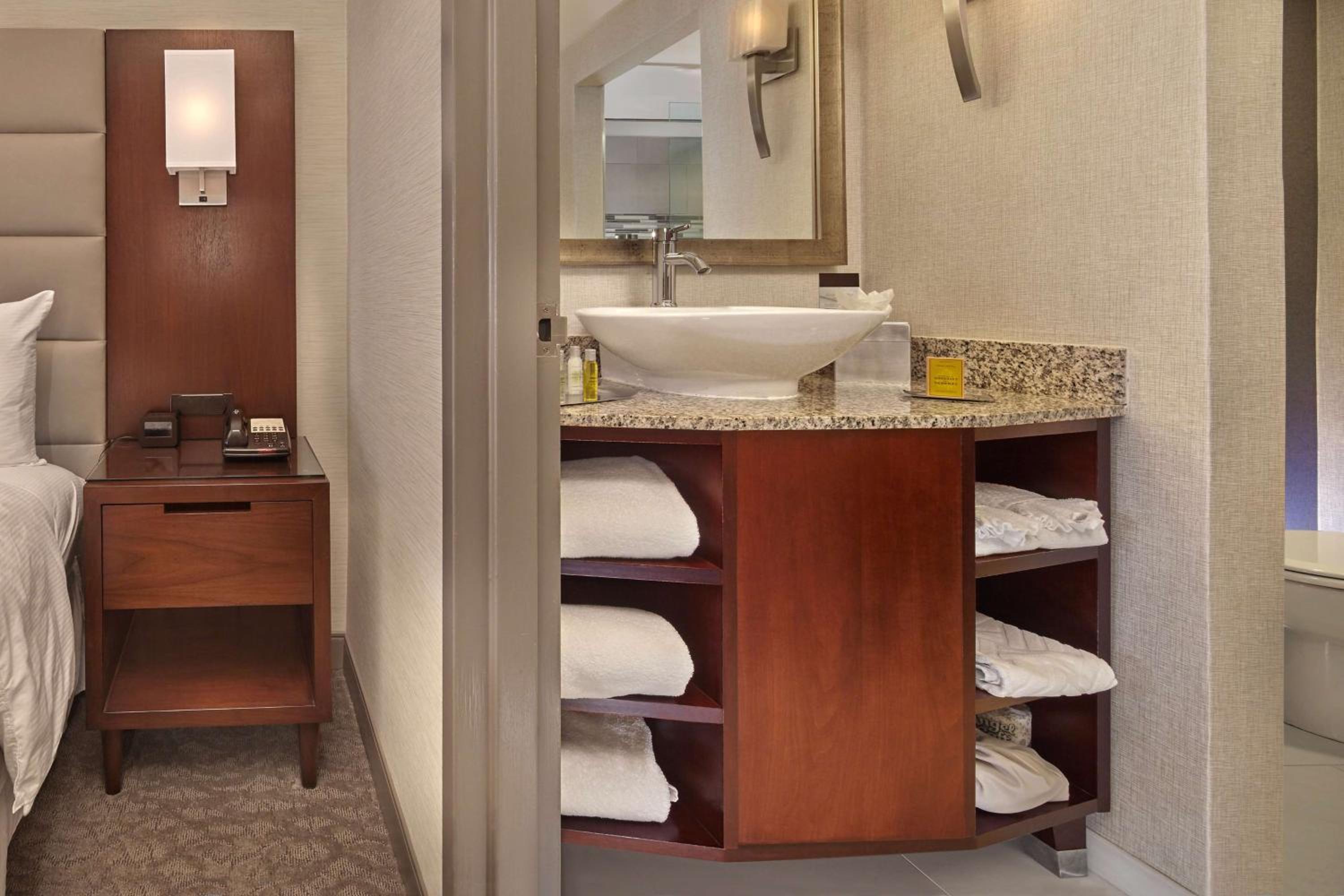 King Suite - Non-Smoking - Photo 4