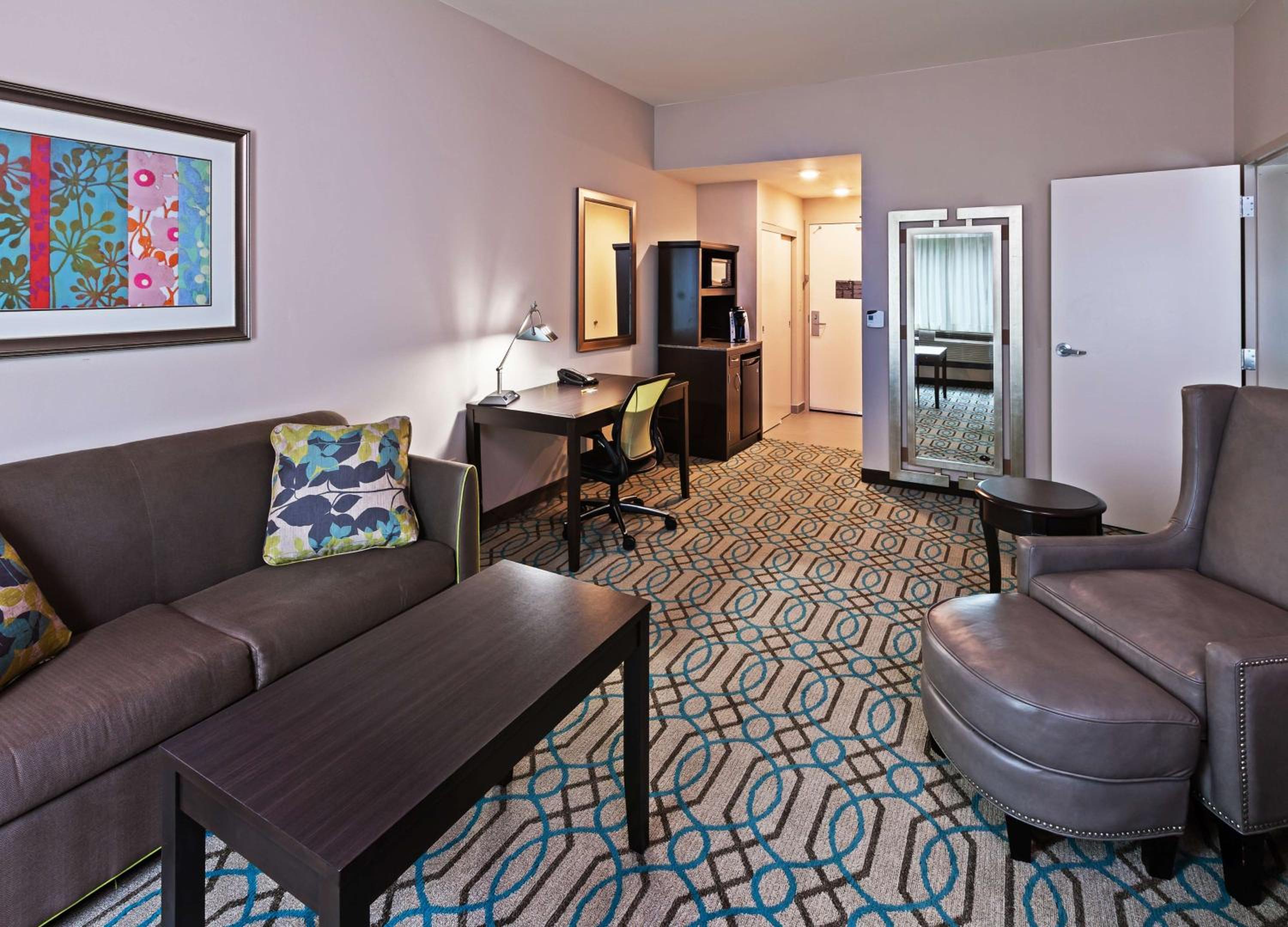 One-Bedroom King Suite photo 2