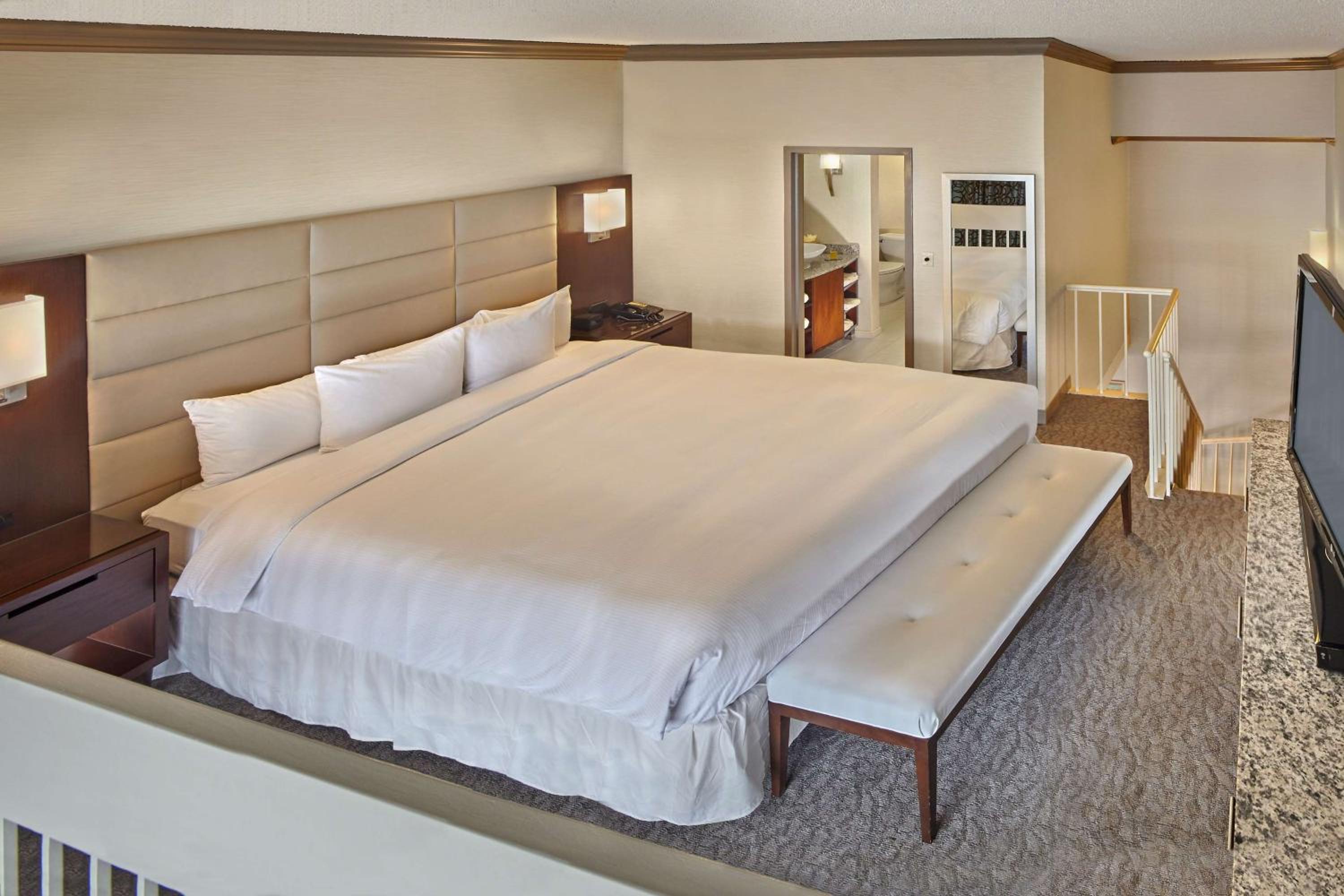 King Suite - Non-Smoking - Photo 2