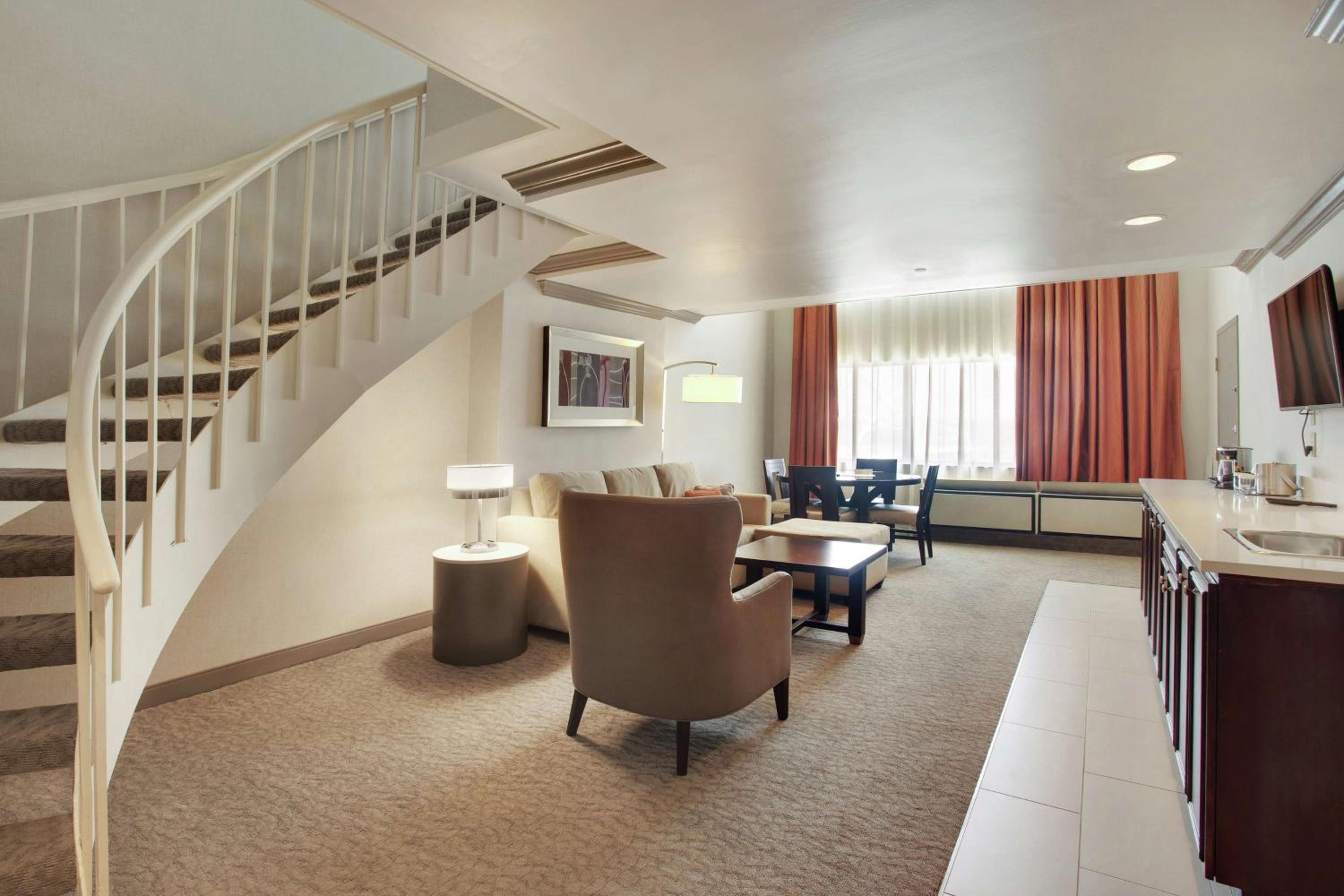 King Suite - Non-Smoking - Photo 3