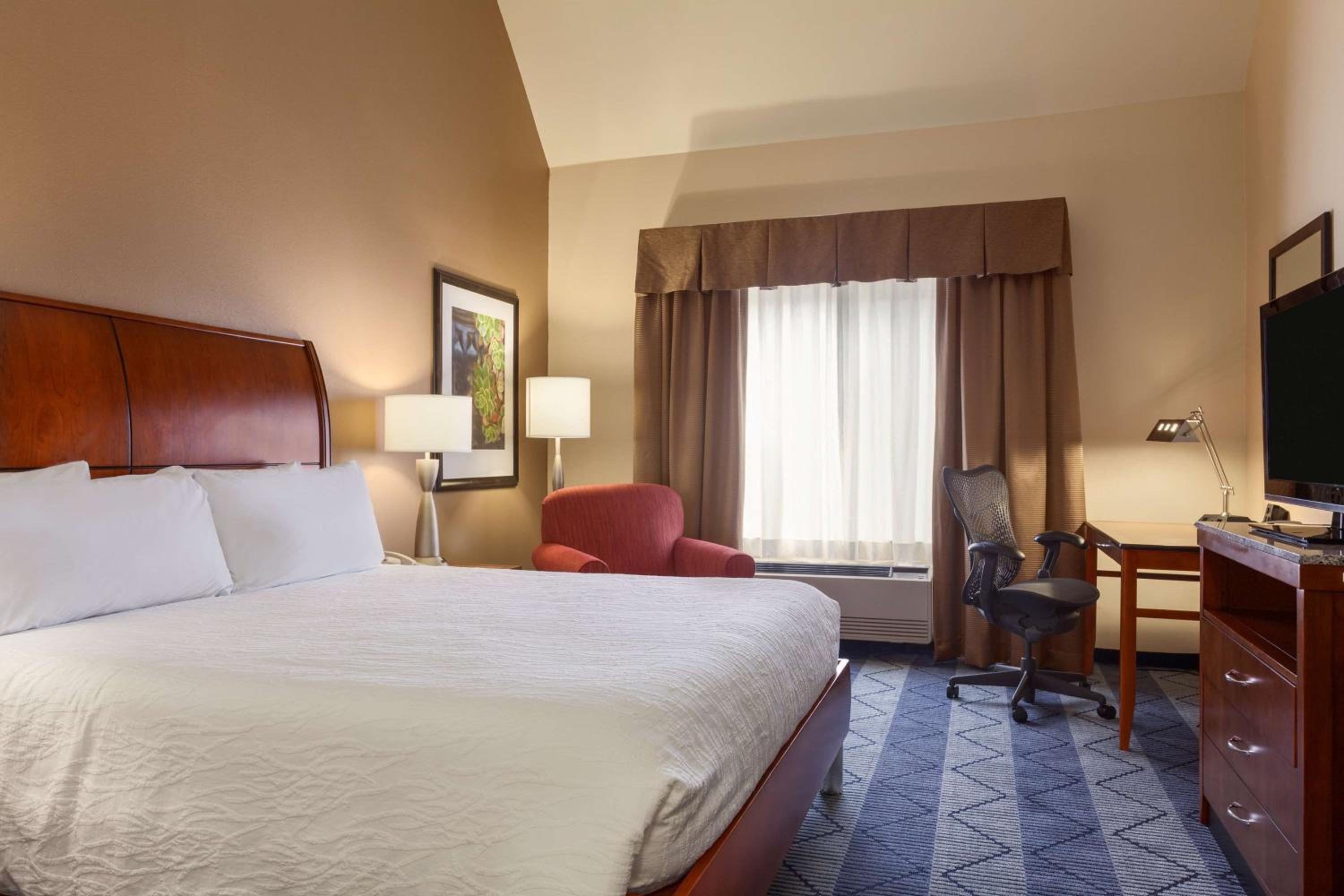 King Room with King Bed - Non-Smoking - Photo 3