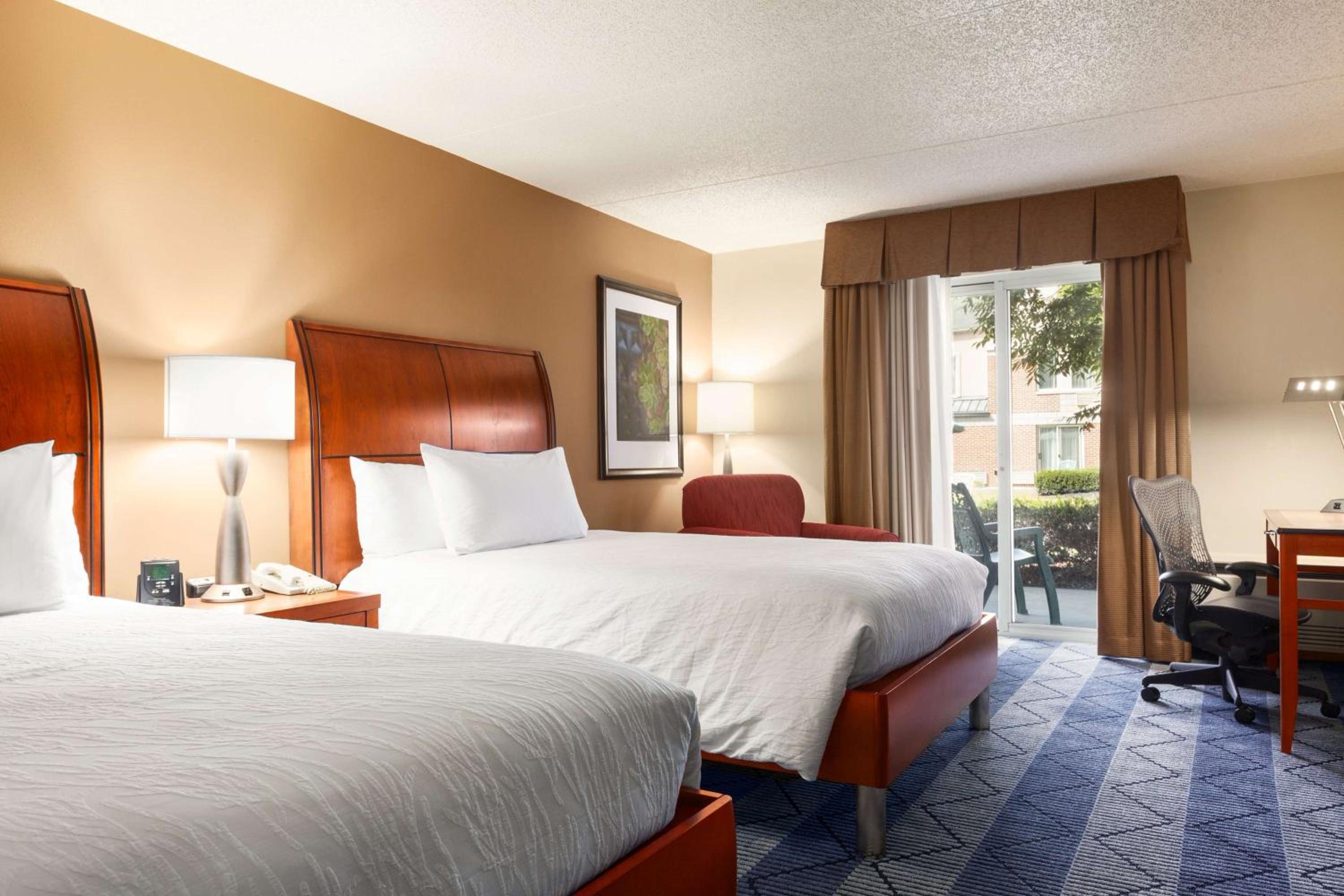 Double Room with Two Double Beds and View - Photo 3