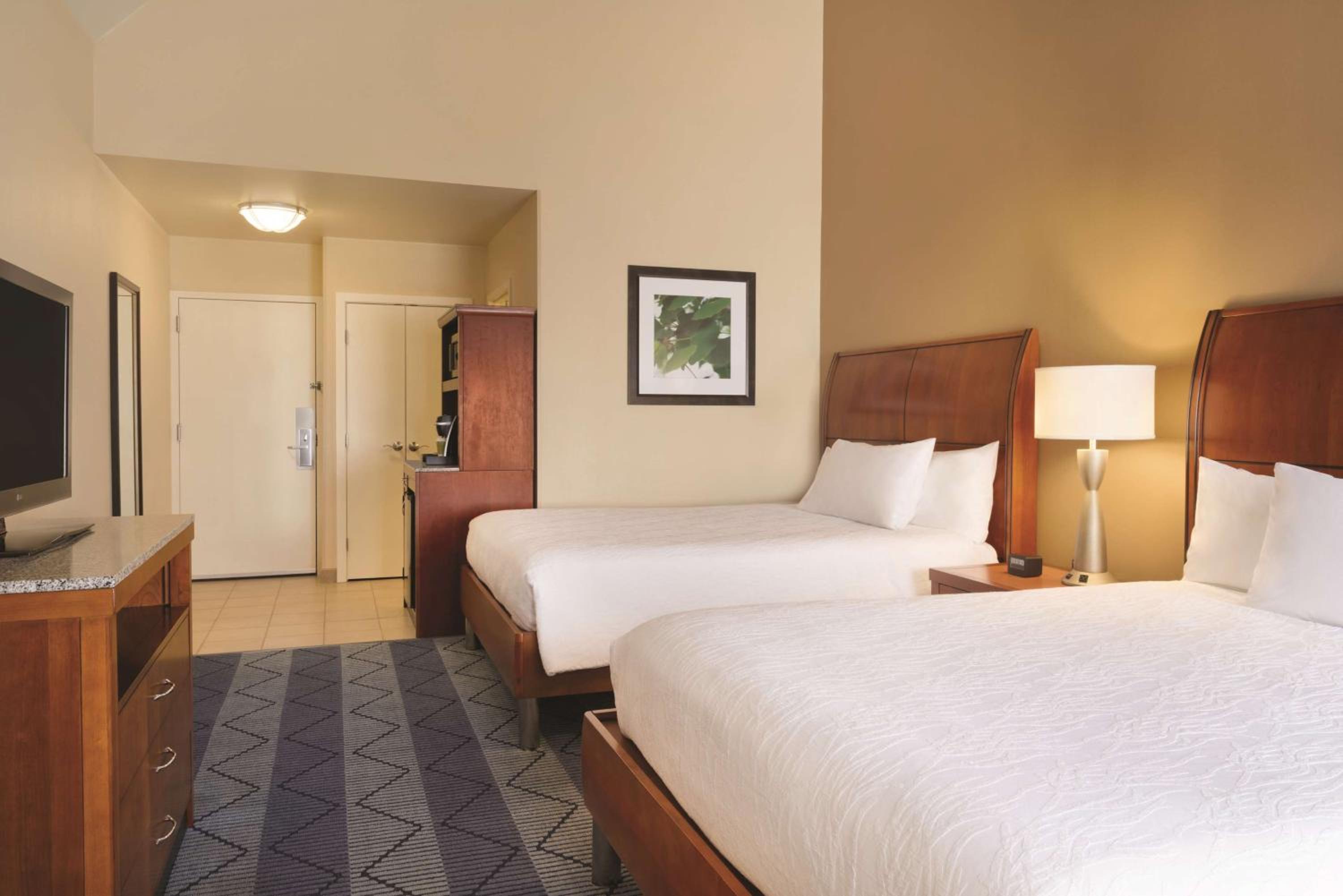Deluxe Queen Room with Two Queen Beds - Photo 2