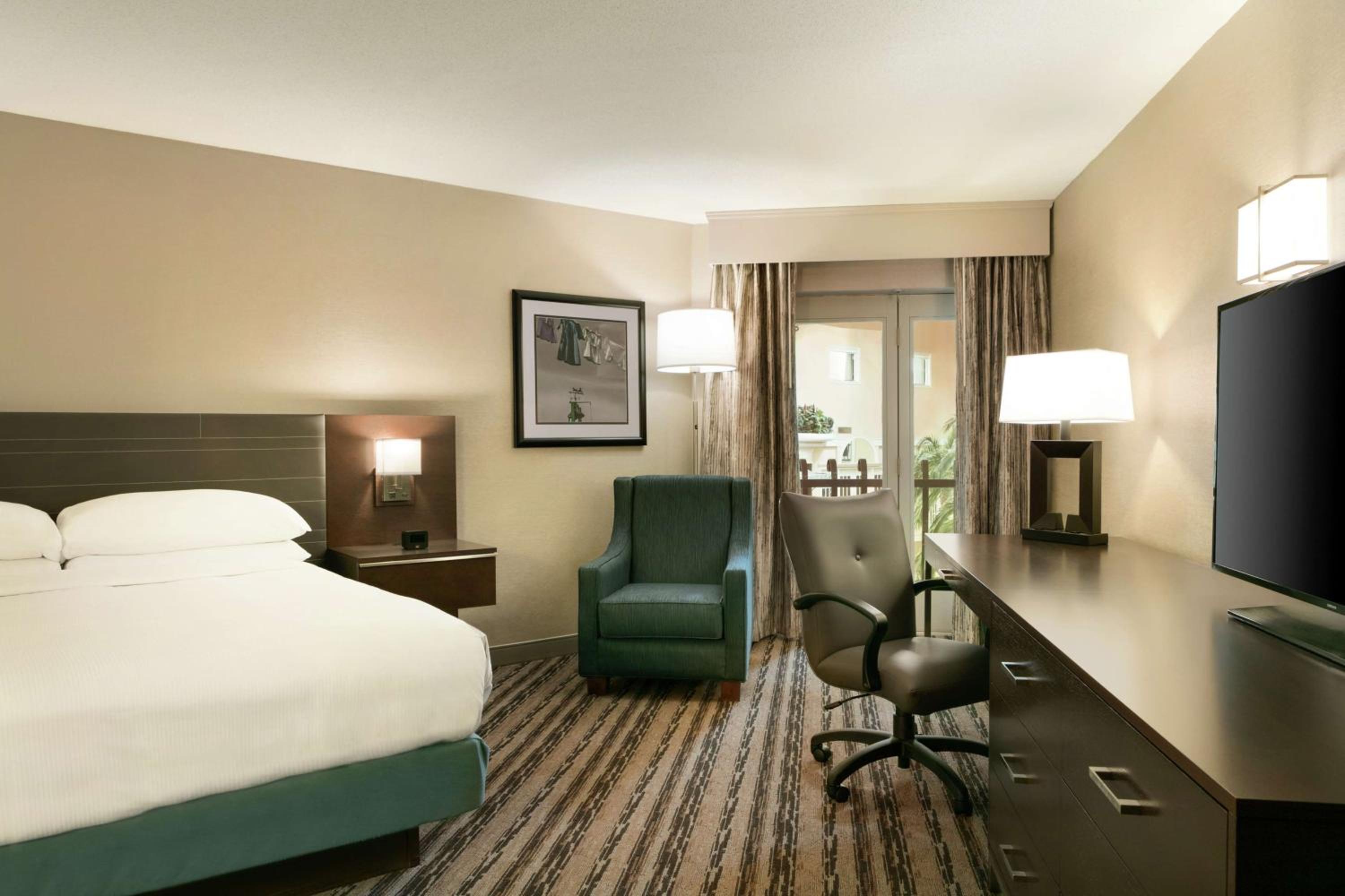 King Room - Non-Smoking - Photo 2