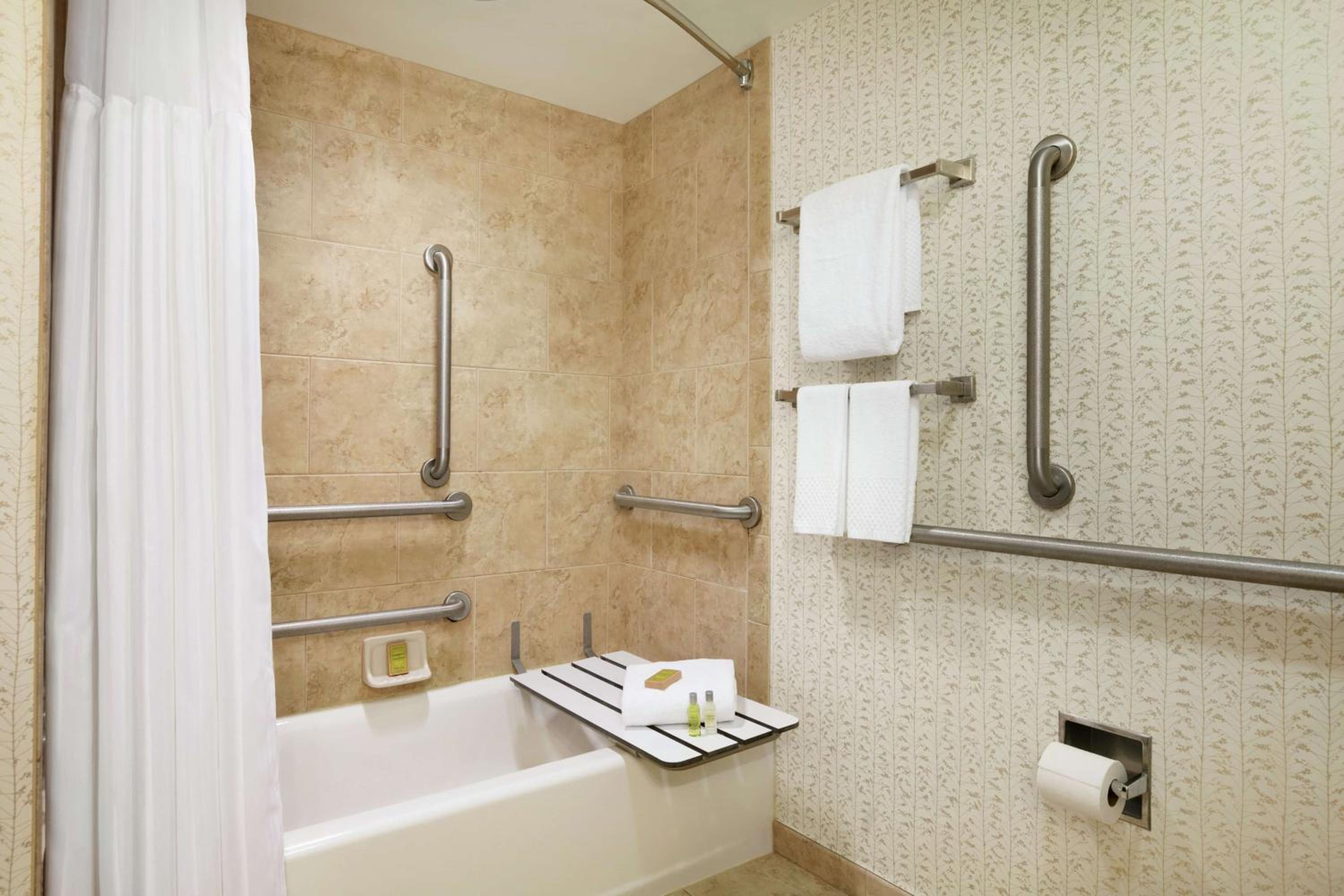 Queen Room with Two Queen Beds and Bath Tub - Mobility Accessible/Non-Smoking - Photo 5