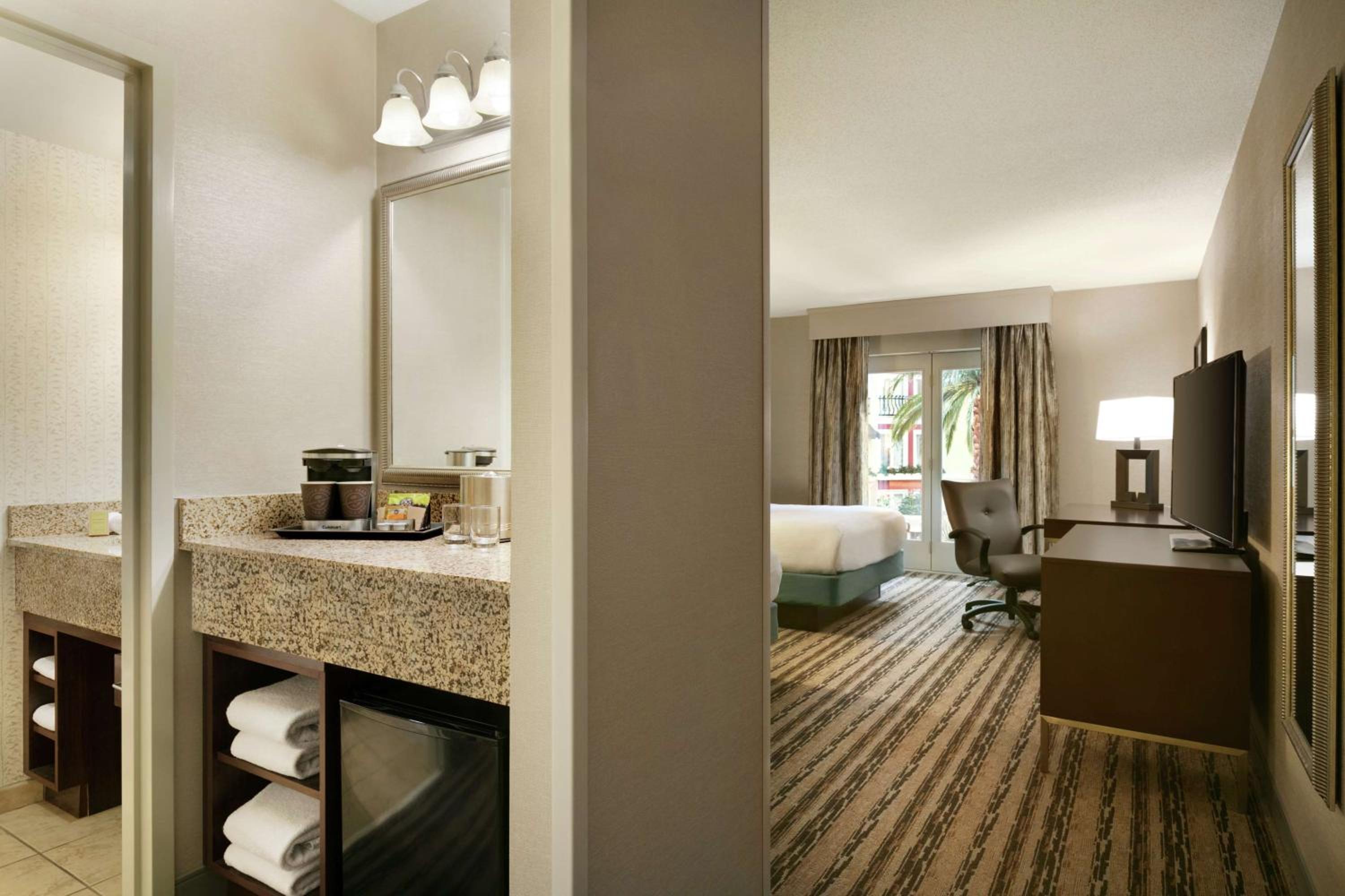Queen Room with Two Queen Beds - Non-Smoking - Photo 3