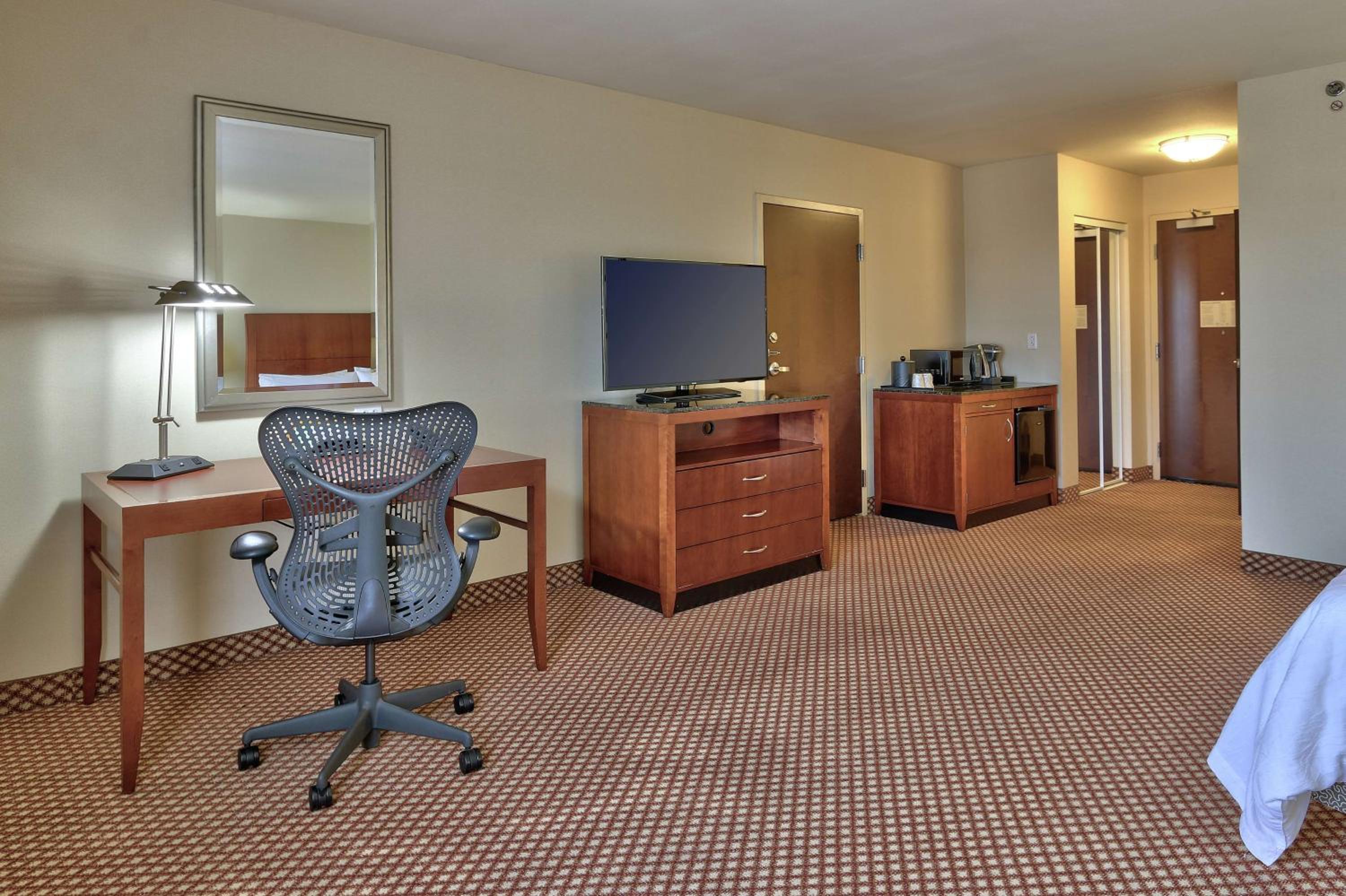 King Room with Bath Tub - Mobility Access - Photo 3