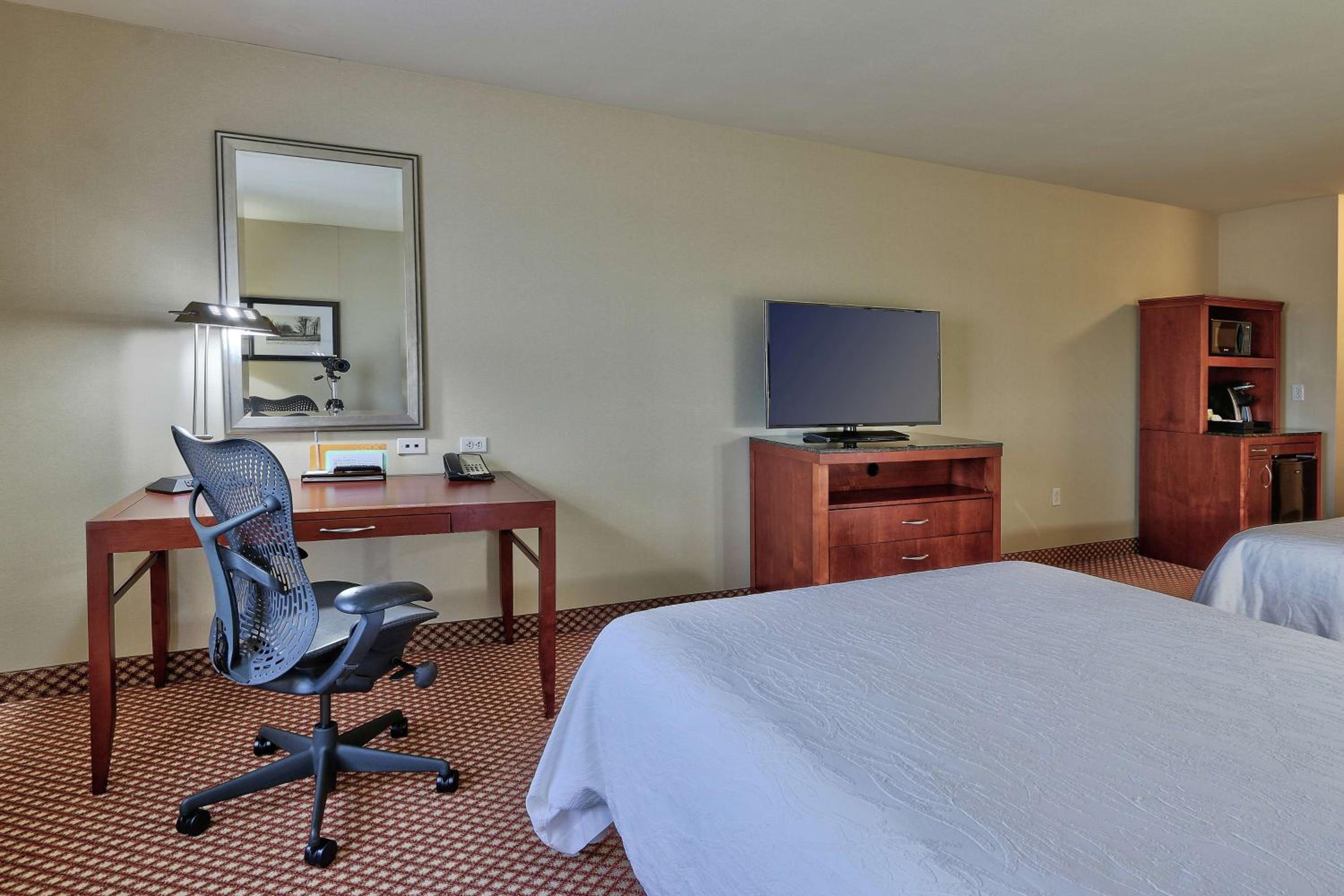Queen Room with Two Queen Beds - Photo 4