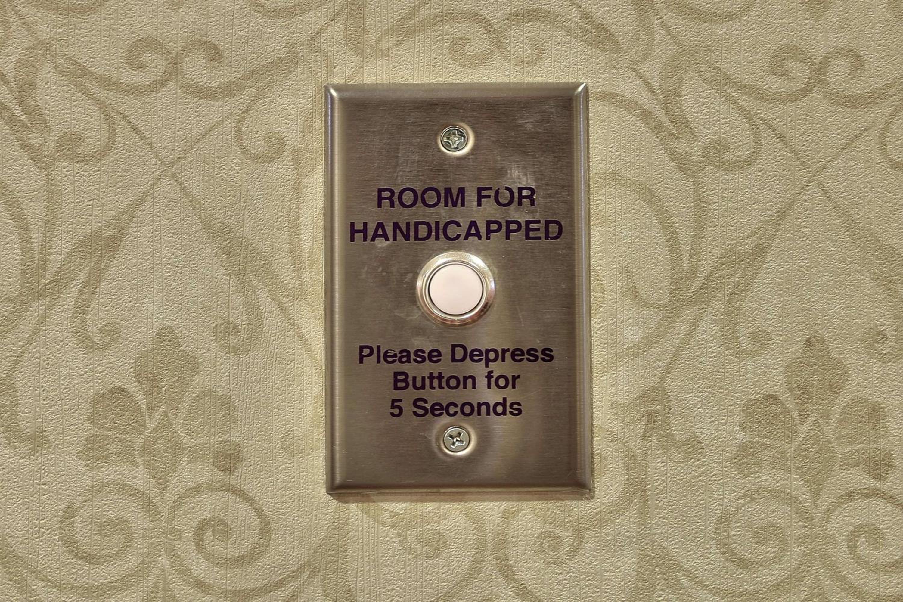 King Room with Bath Tub - Mobility Access - Photo 4