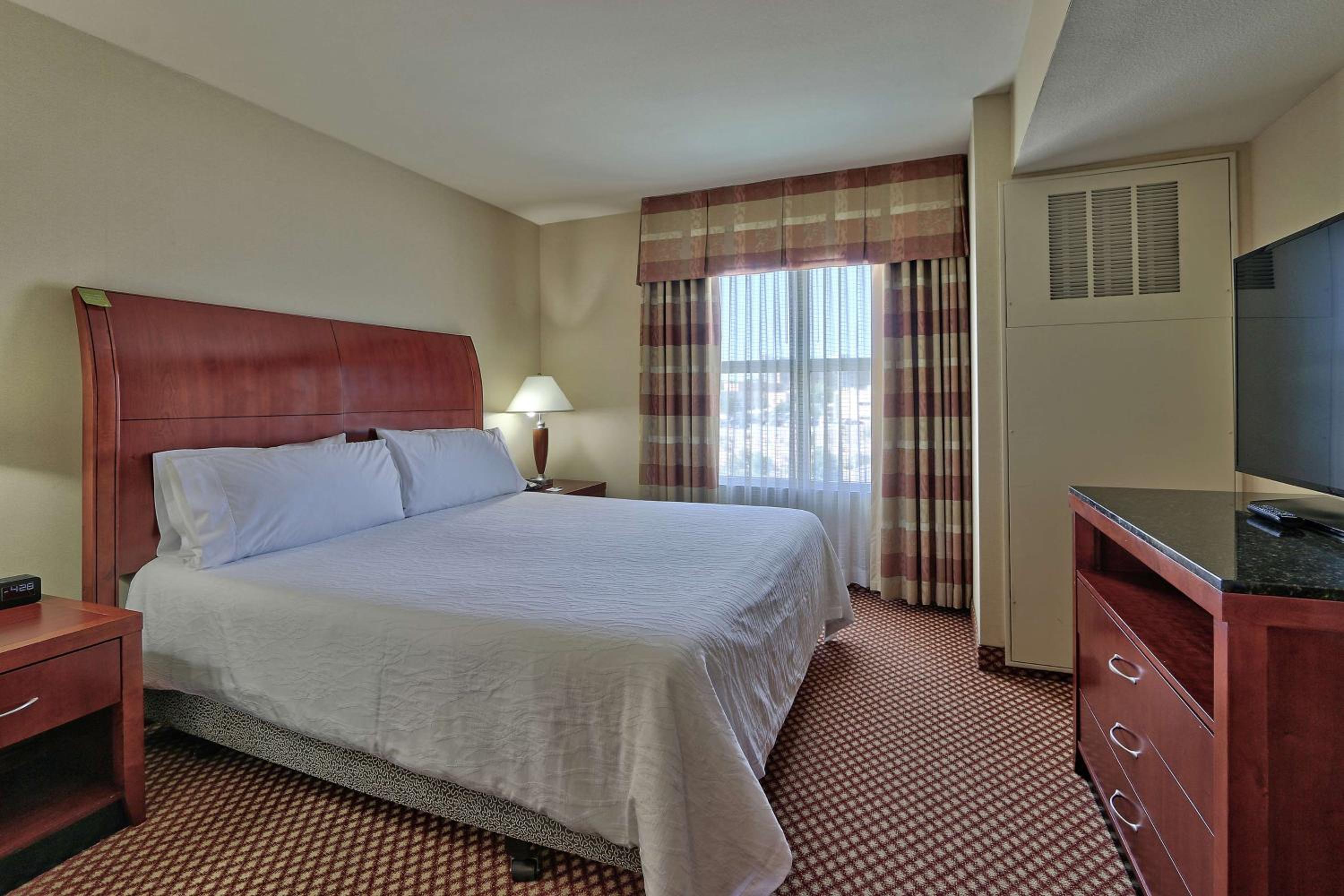 Junior King Suite with Seating Area - Photo 3