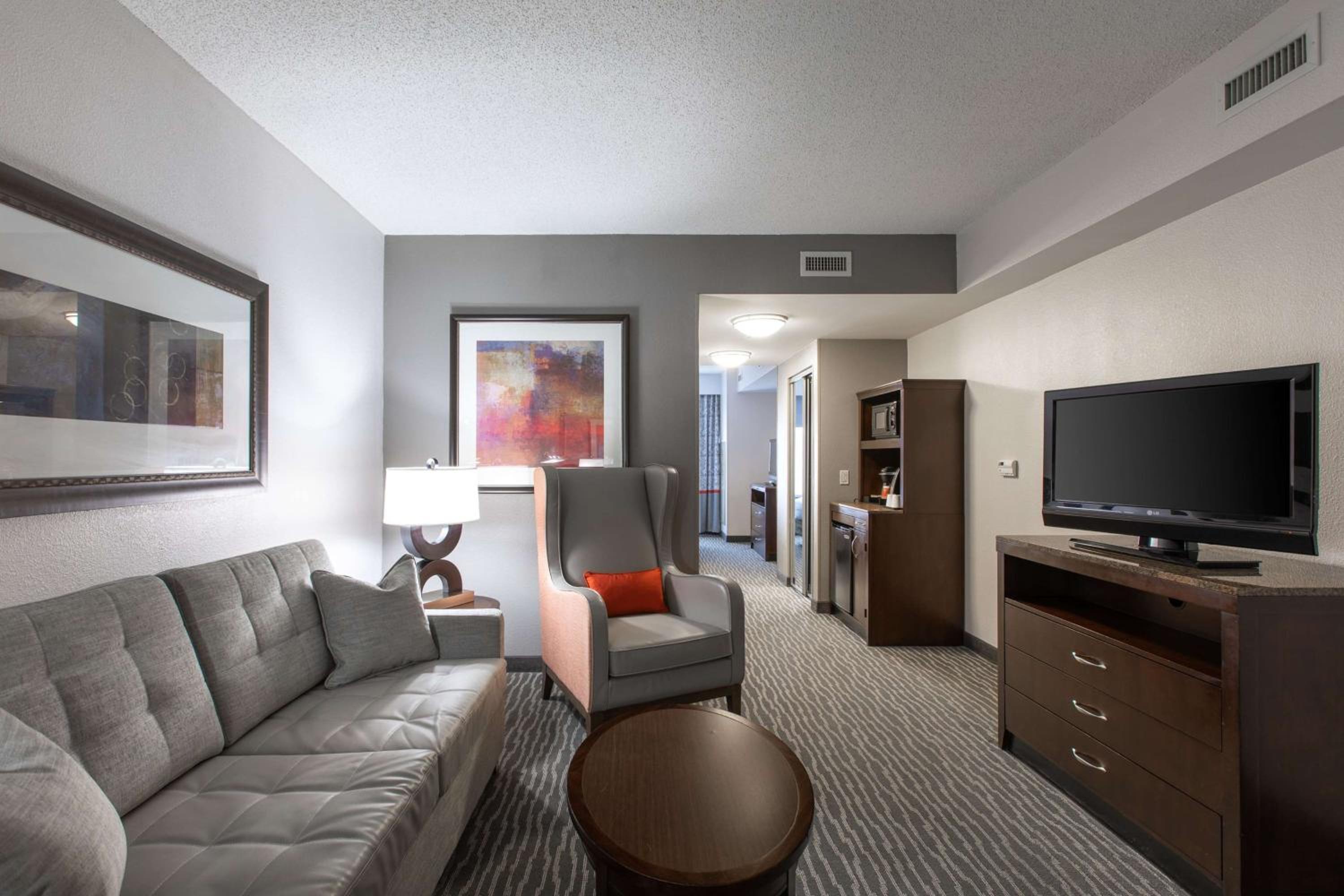 Junior King Suite - Non-Smoking - Photo 3