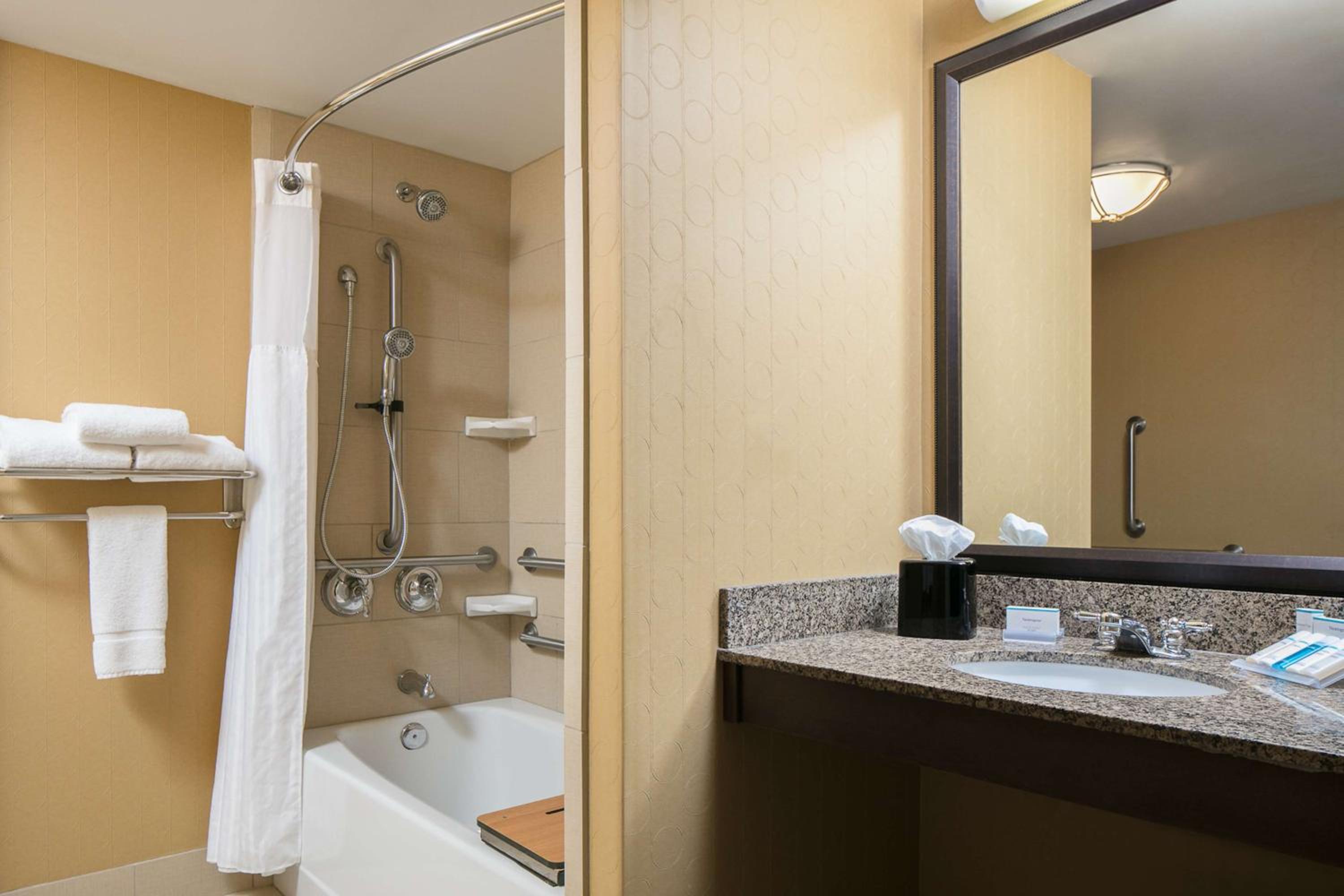 King Room - Hearing Access - Photo 3