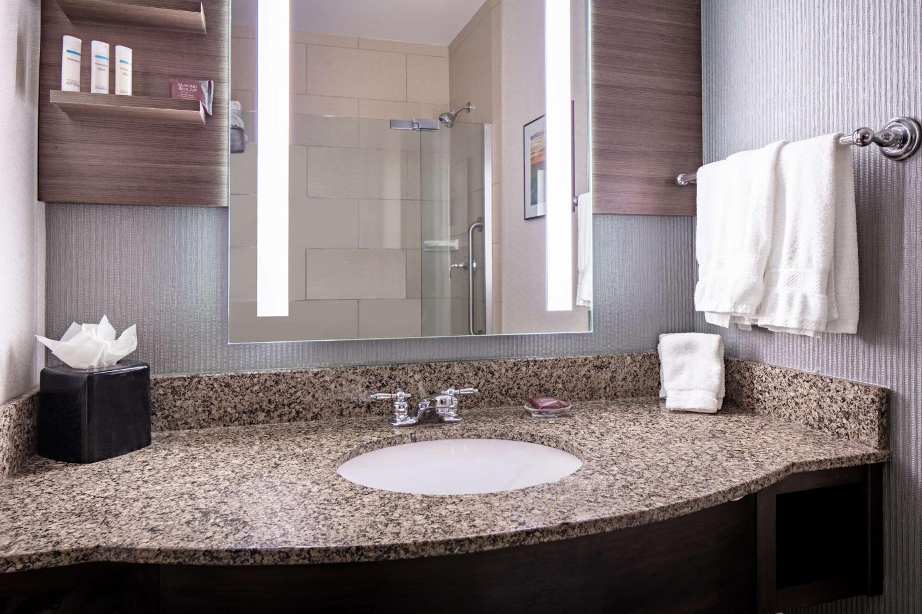 Junior Suite with Two Queen Beds - Photo 9