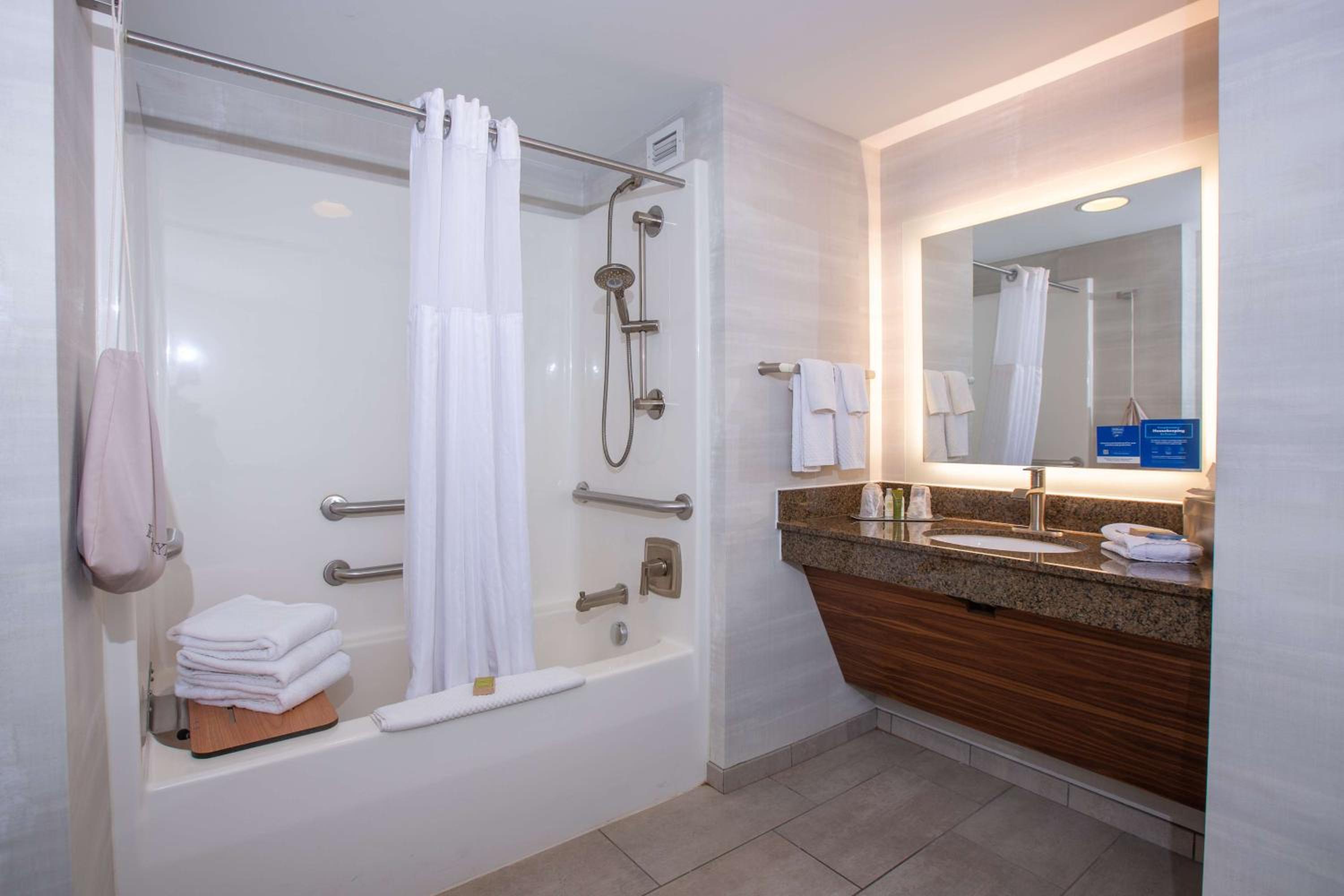 King Room - Mobility Accessible with Bathtub Non Smoking - Photo 3