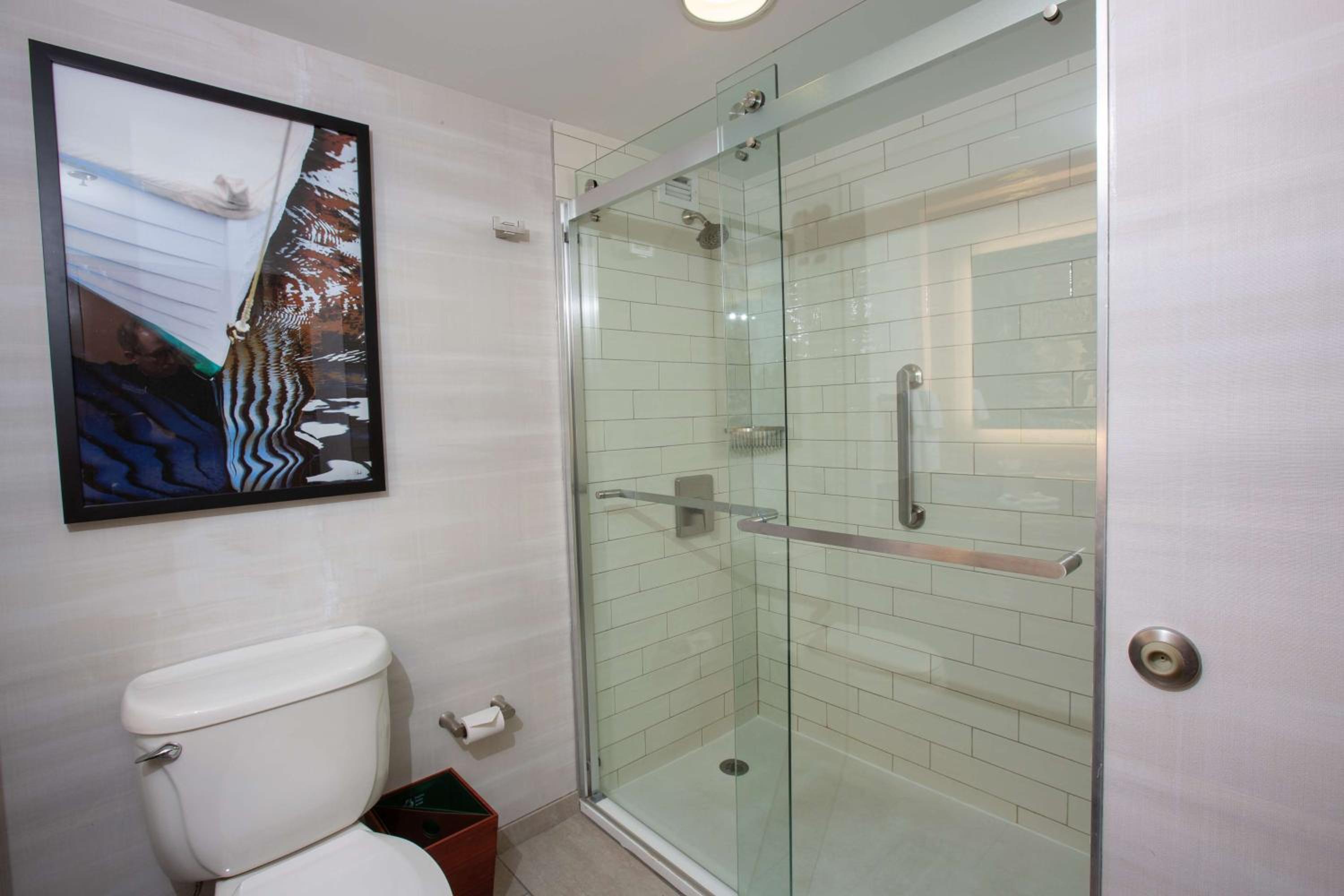 Non-Smoking King Room with City View - Photo 4