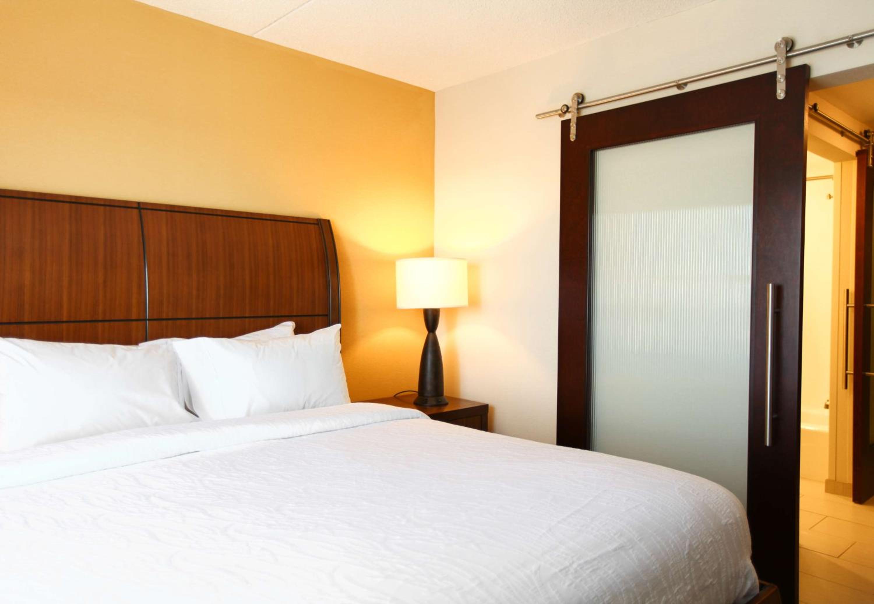 Deluxe King Room with Sofa Bed photo 2