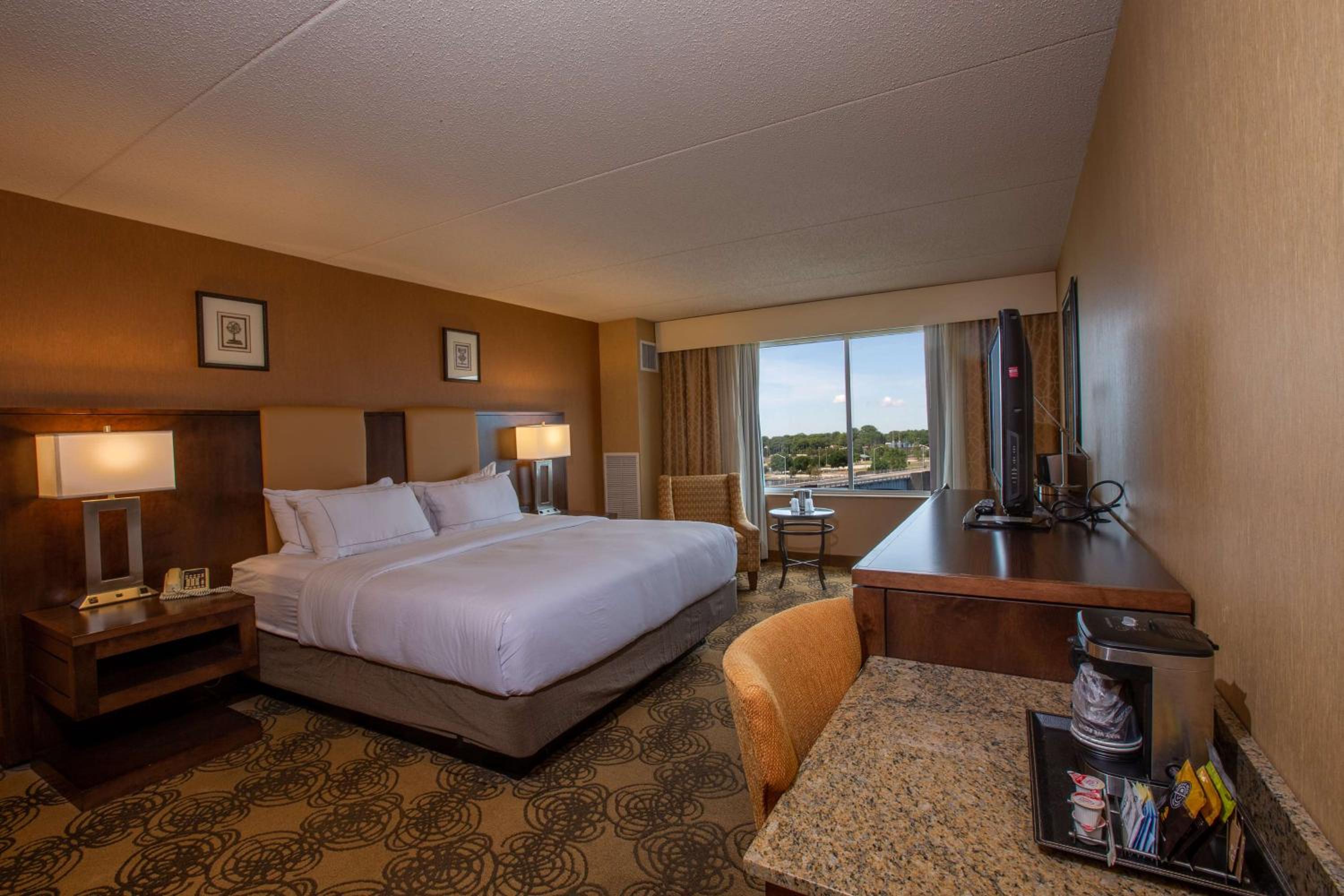 Non-Smoking King Room with River View - Photo 3