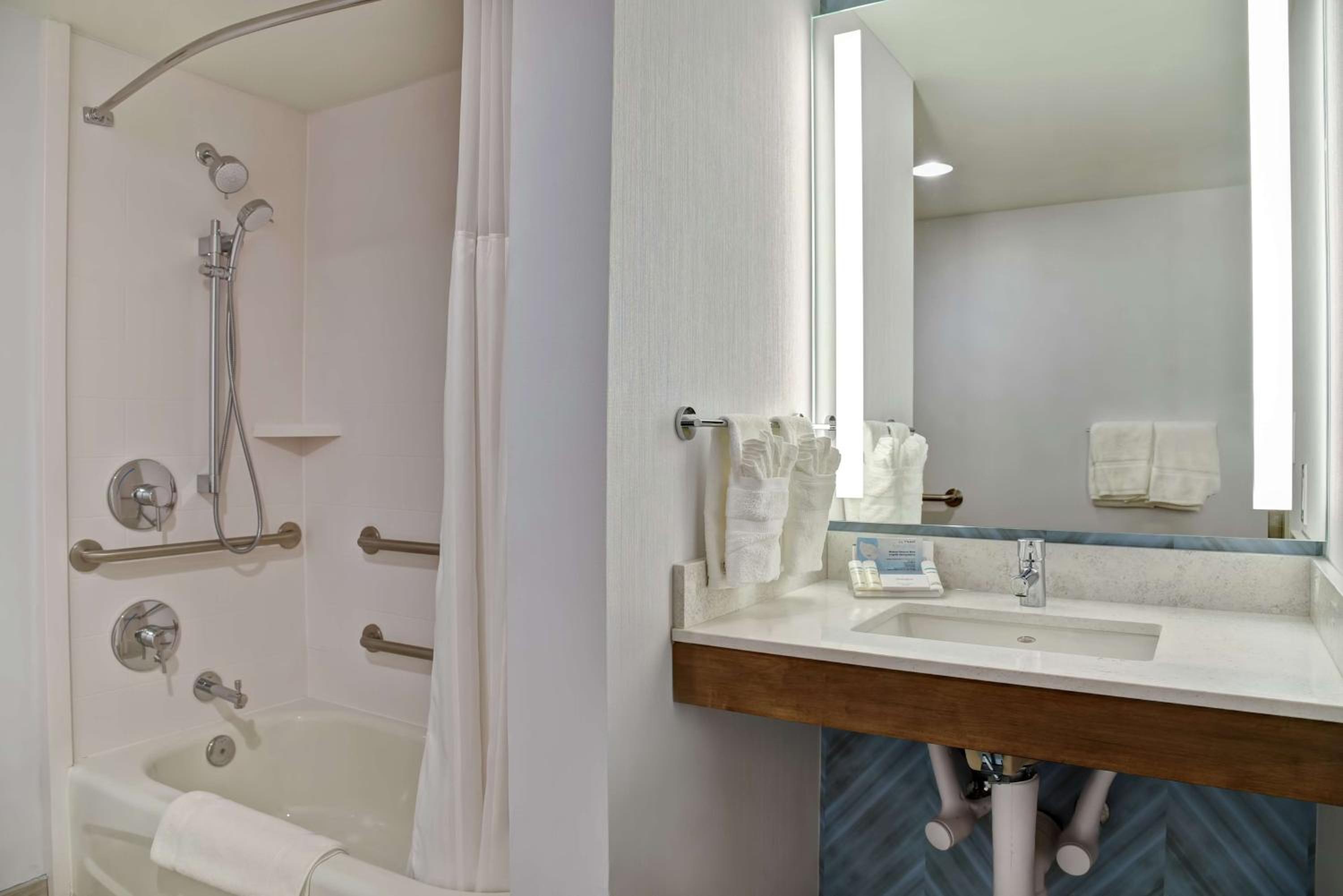 Queen Room with Two Queen Beds and Bath Tub - Mobility/Hearing Accessible - Photo 2