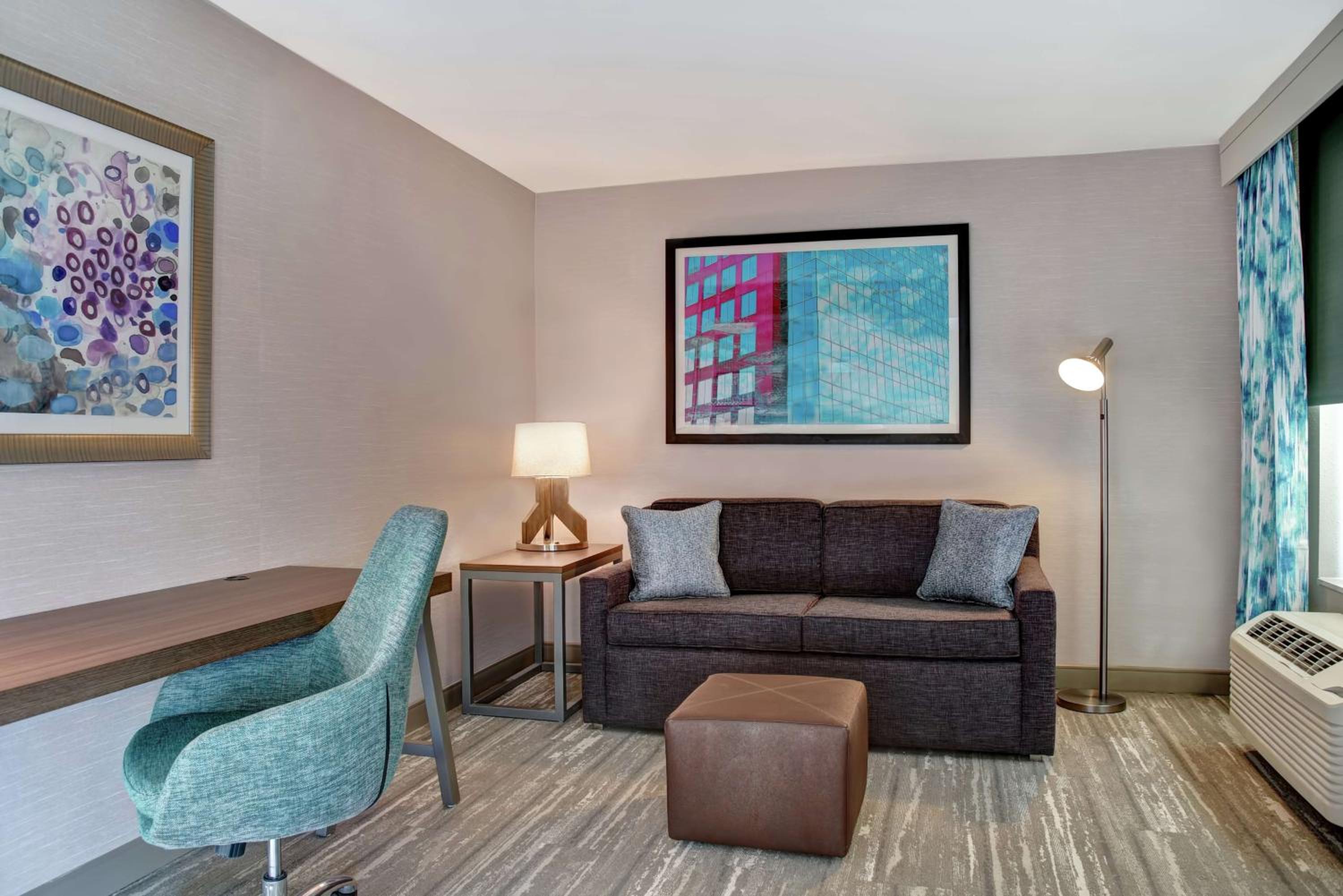 Junior King Suite with Sofa Bed - Photo 2