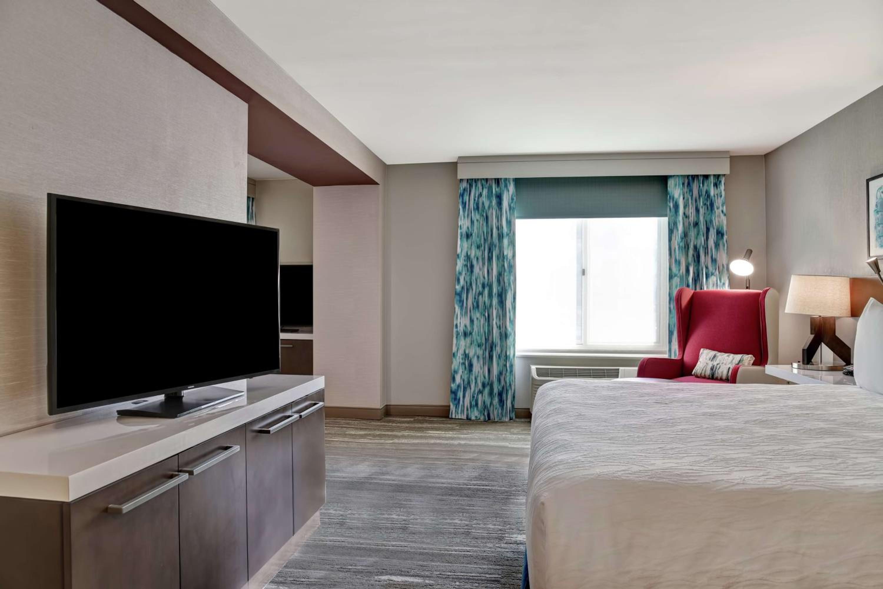 Junior King Suite with Sofa Bed - Photo 4