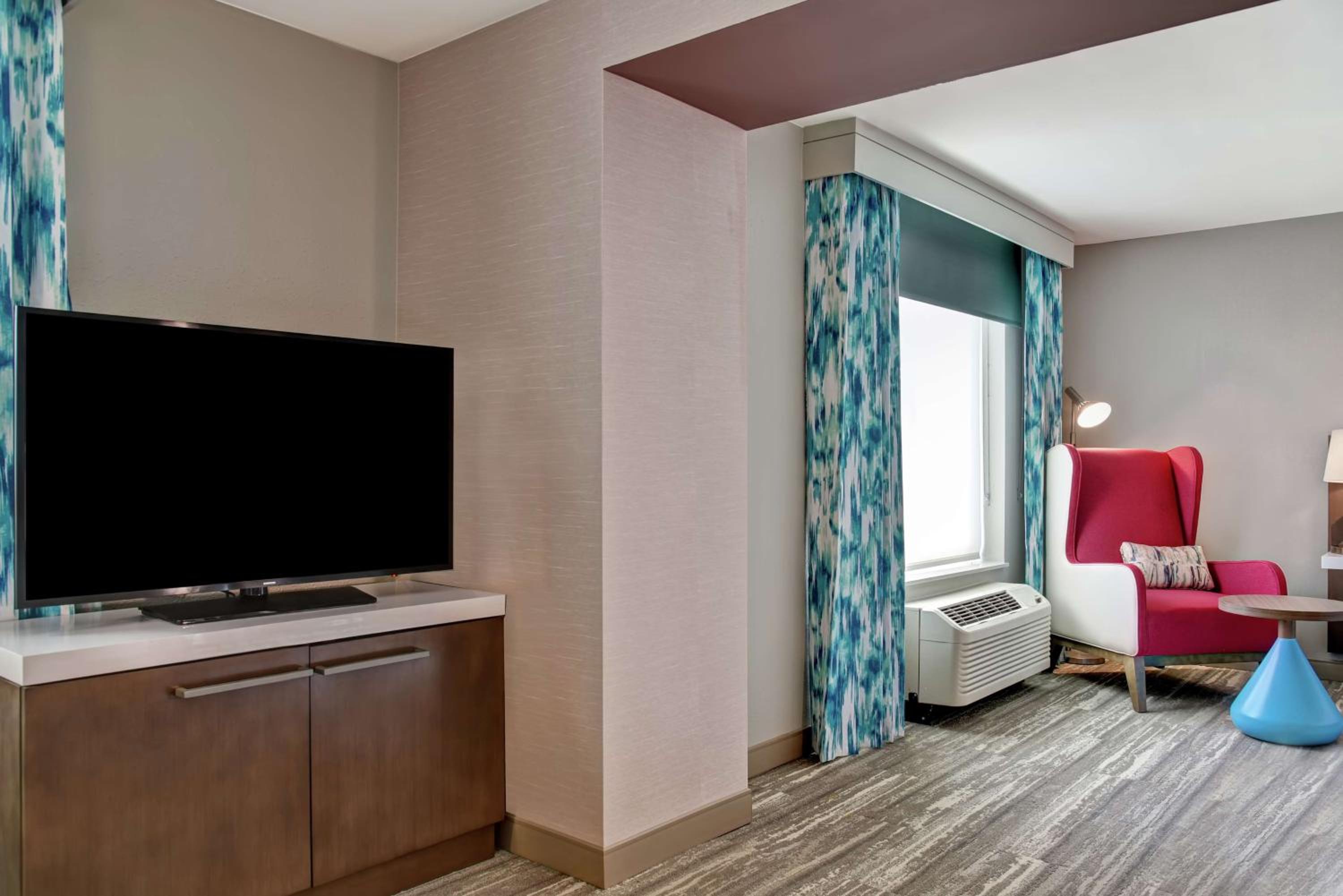 Junior King Suite with Sofa Bed - Photo 5