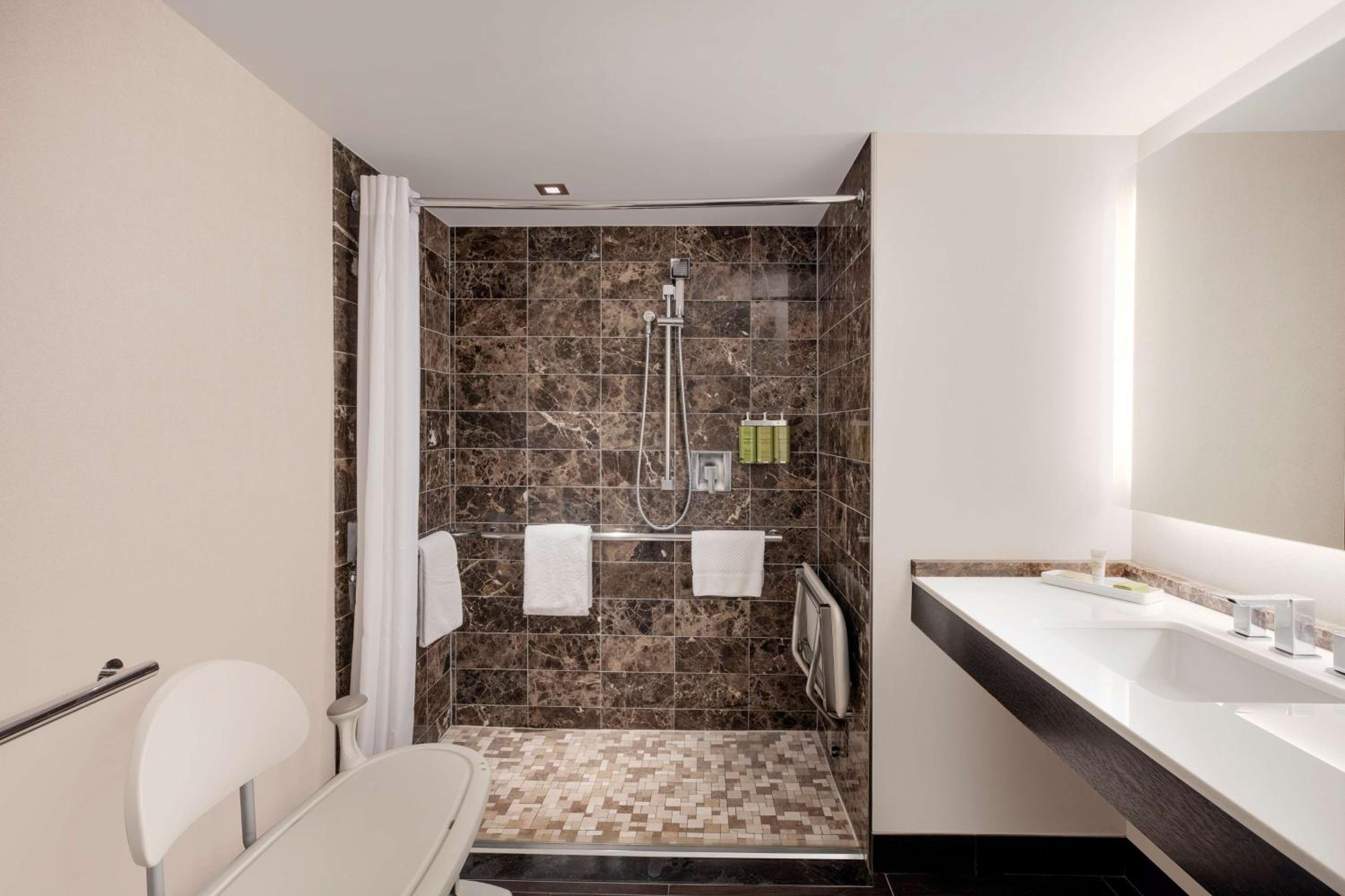 King Room with Roll-In Shower - Mobility Access - Photo 4