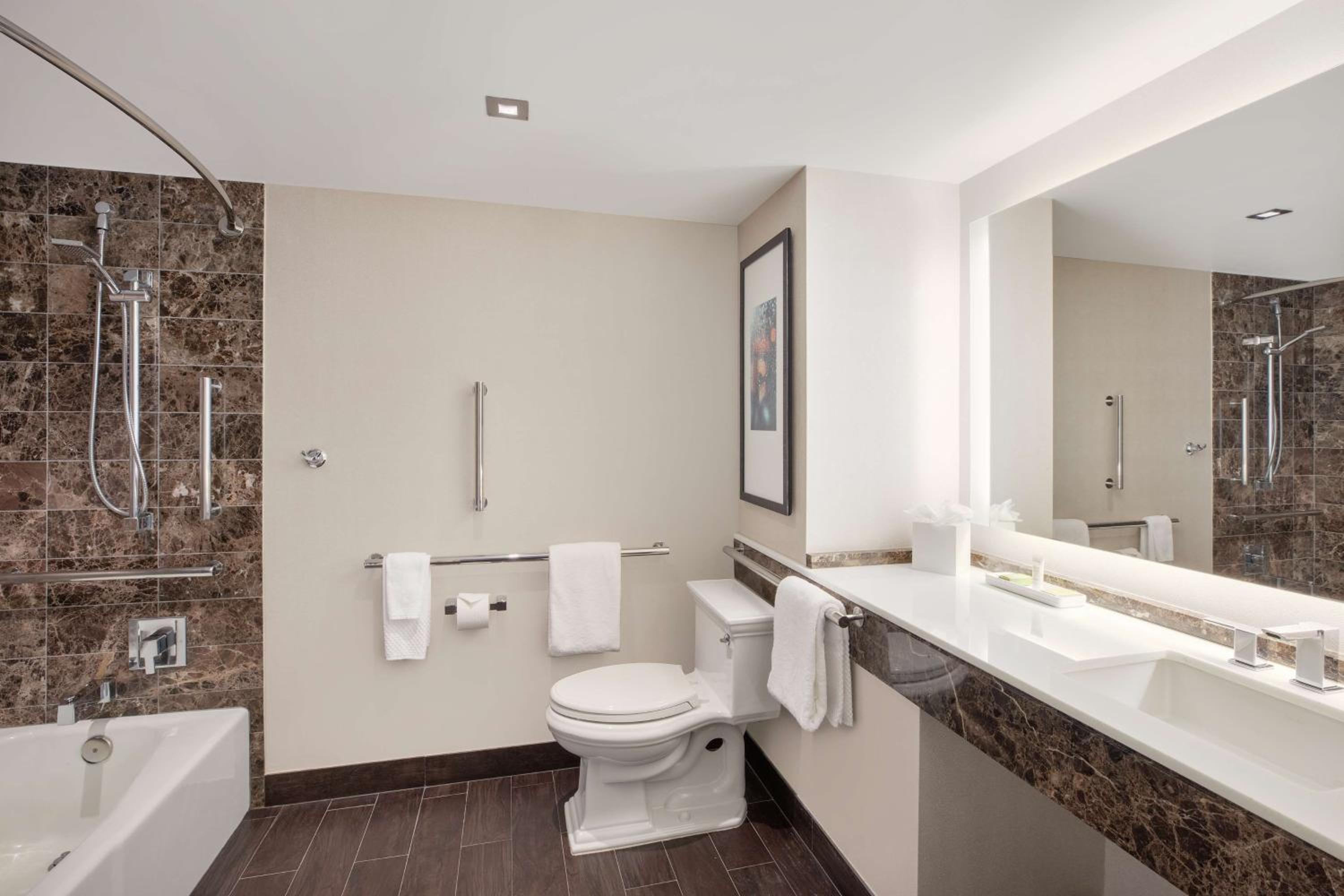 Double Room with Two Double Beds - Mobility Access - Photo 2