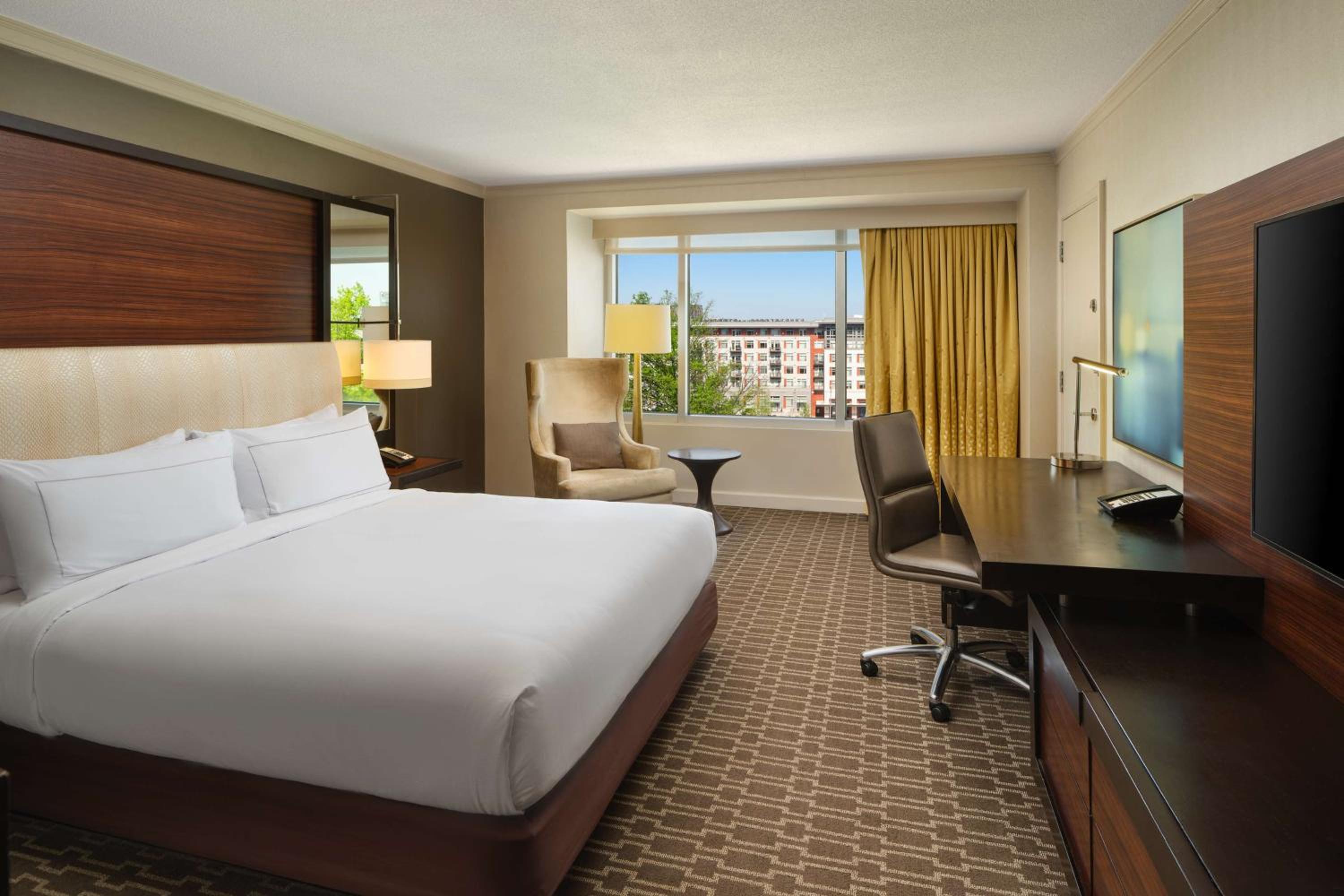 King Bed with City View - Photo 2
