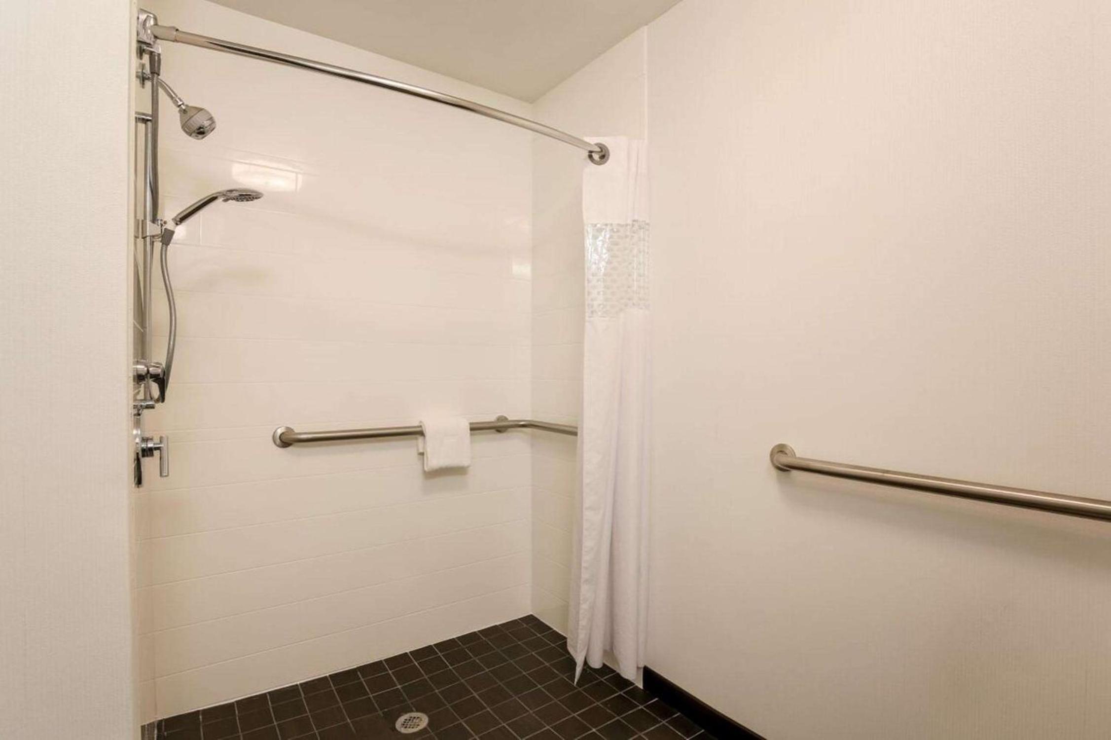 King Room with Roll-In Shower - Mobility and Hearing Access/Non-Smoking - Photo 5