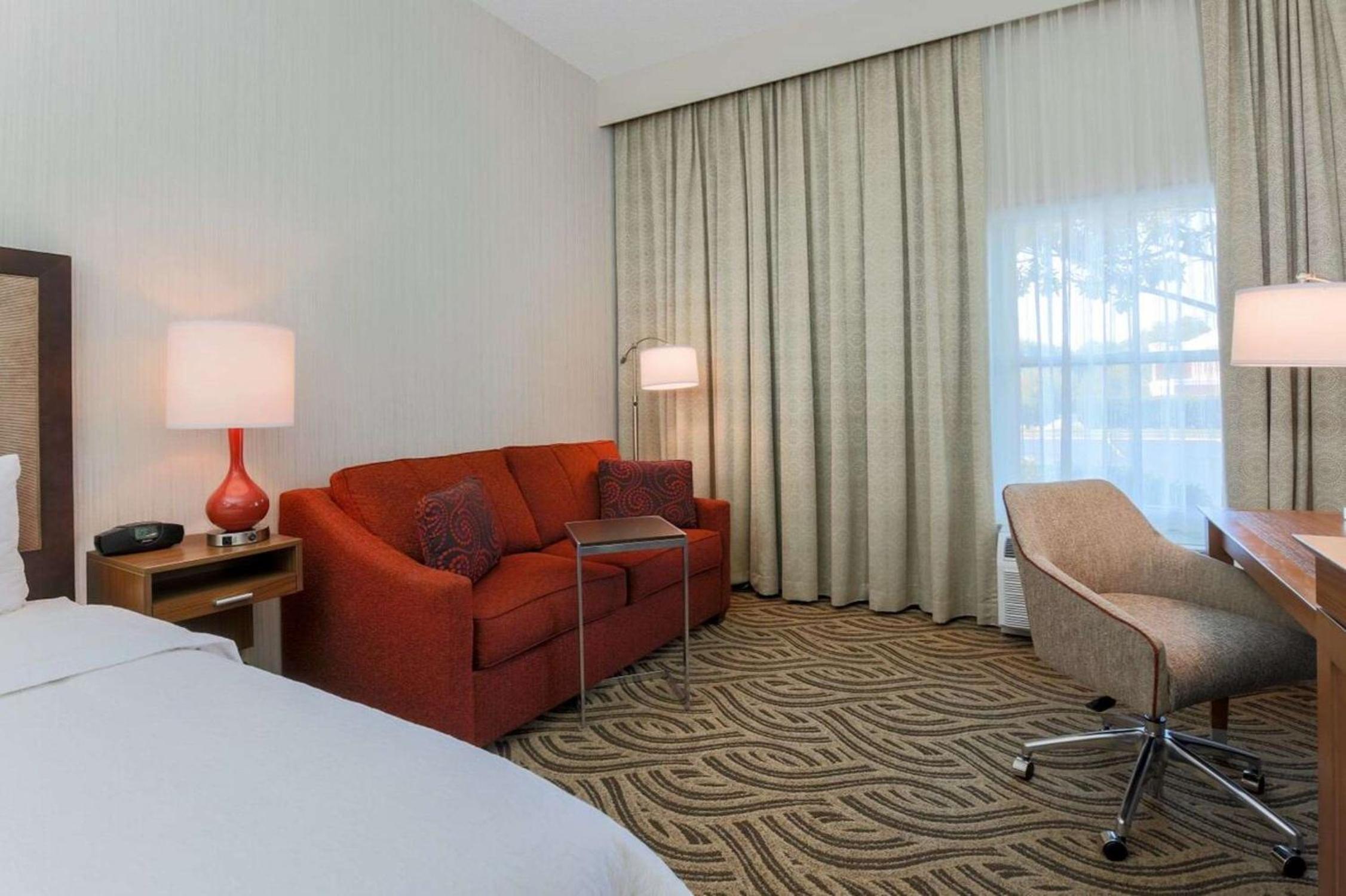 King Room with Sofa Bed - Non-Smoking - Photo 4