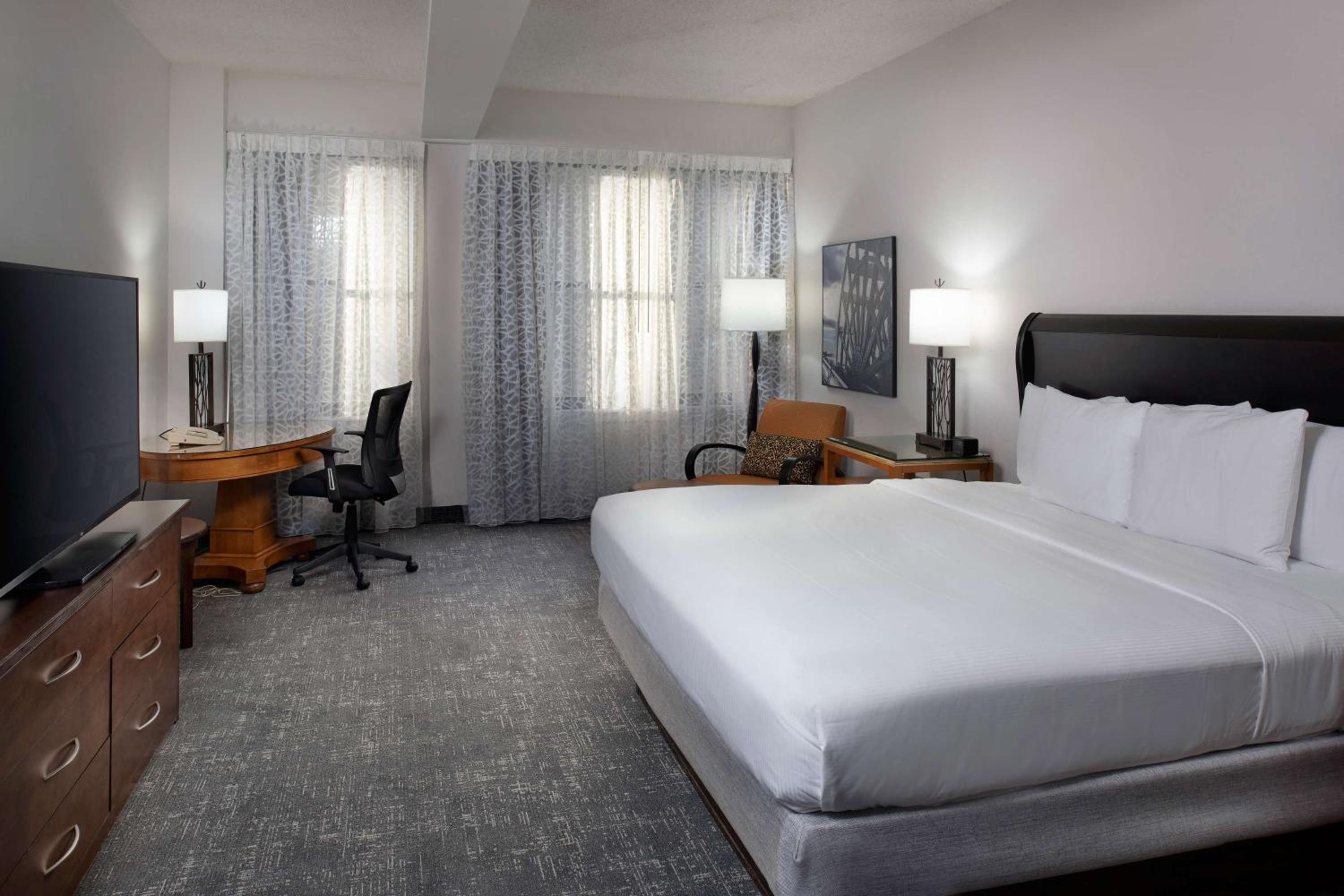 Queen Room With Roll-In Shower - Mobility Access/Non-Smoking photo 1