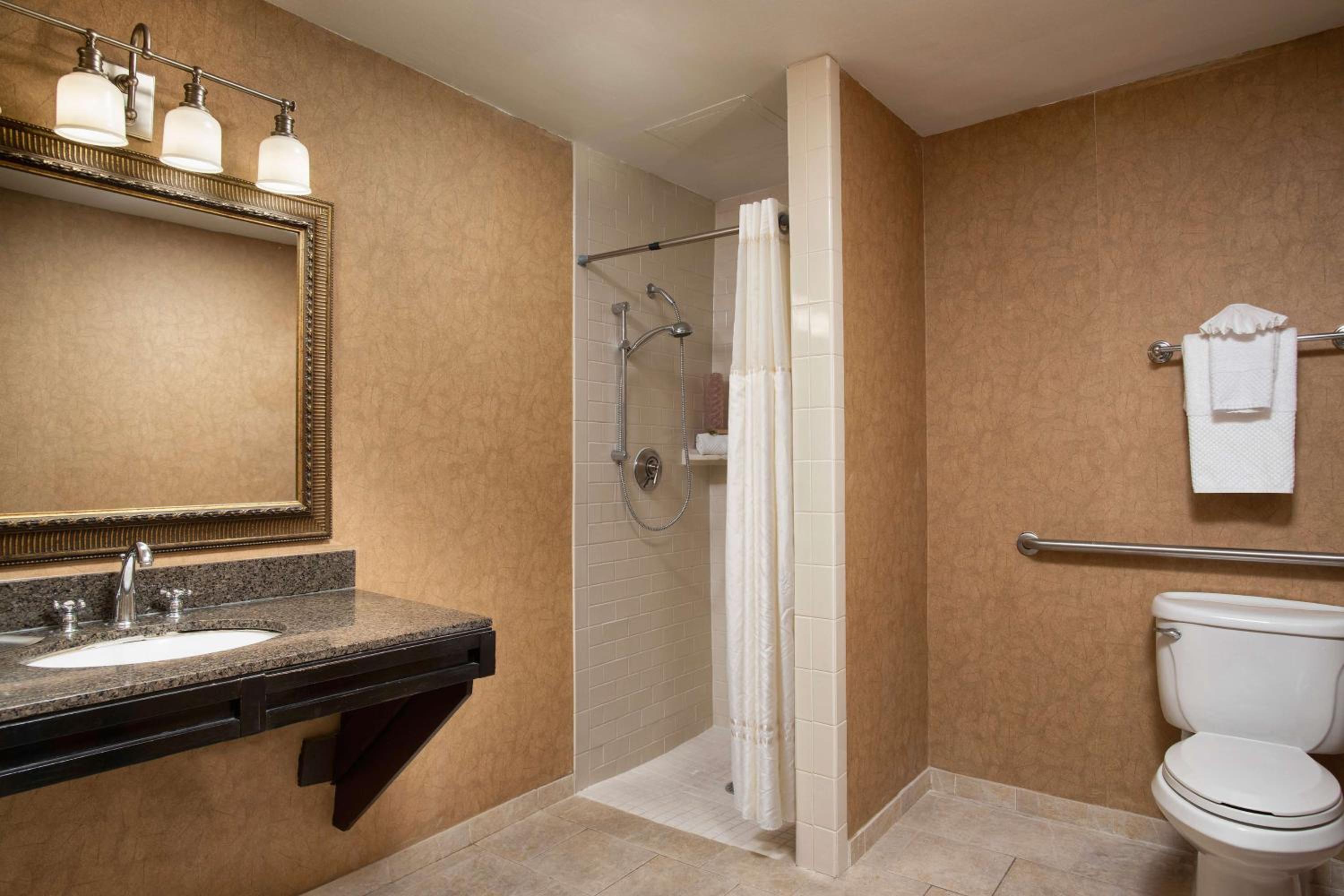 Double Room With Two Double Beds And Roll-In Shower photo 2