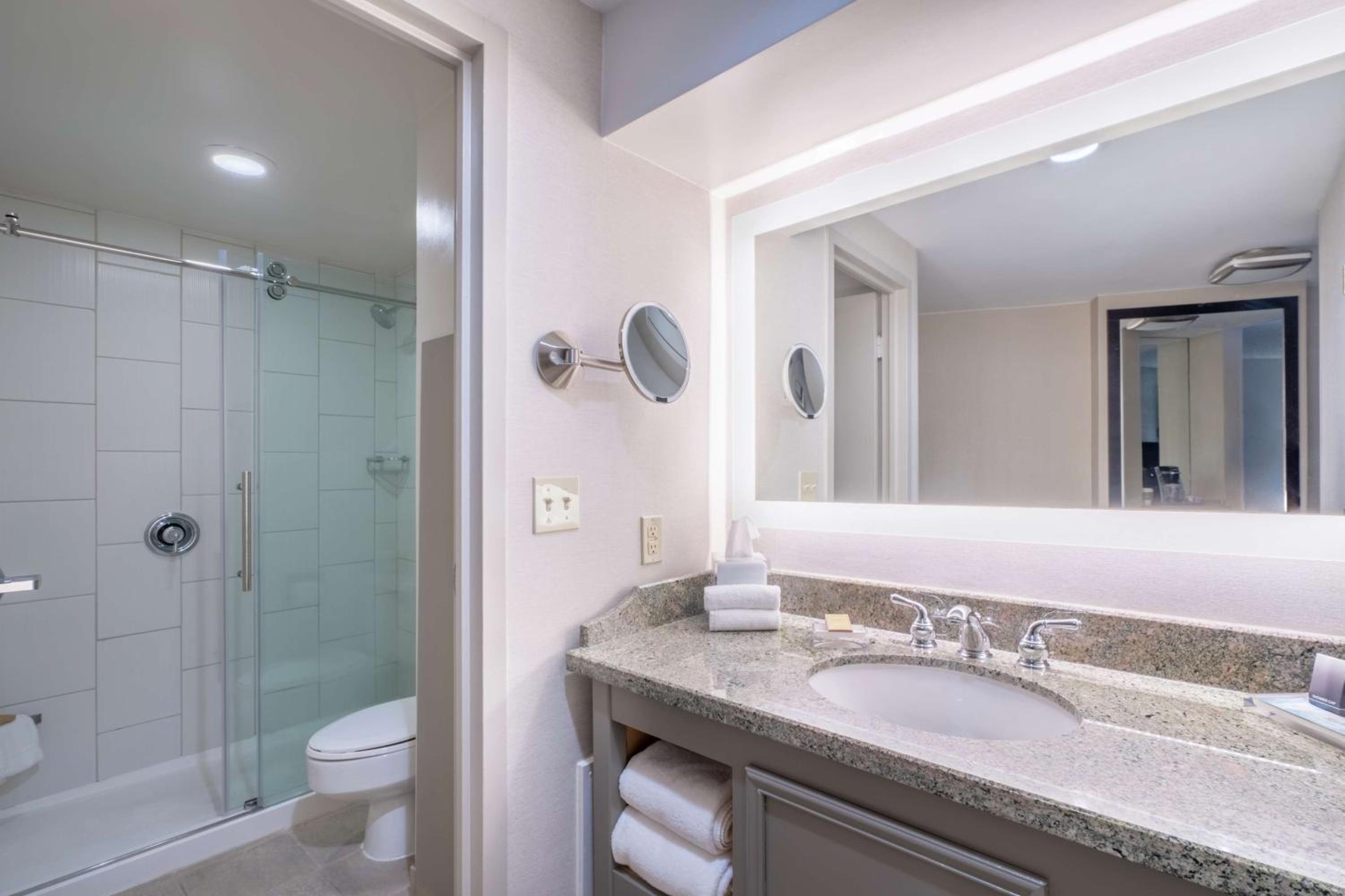 Double Room with Two Double Beds and Bath Tub - Mobility Access - Photo 3
