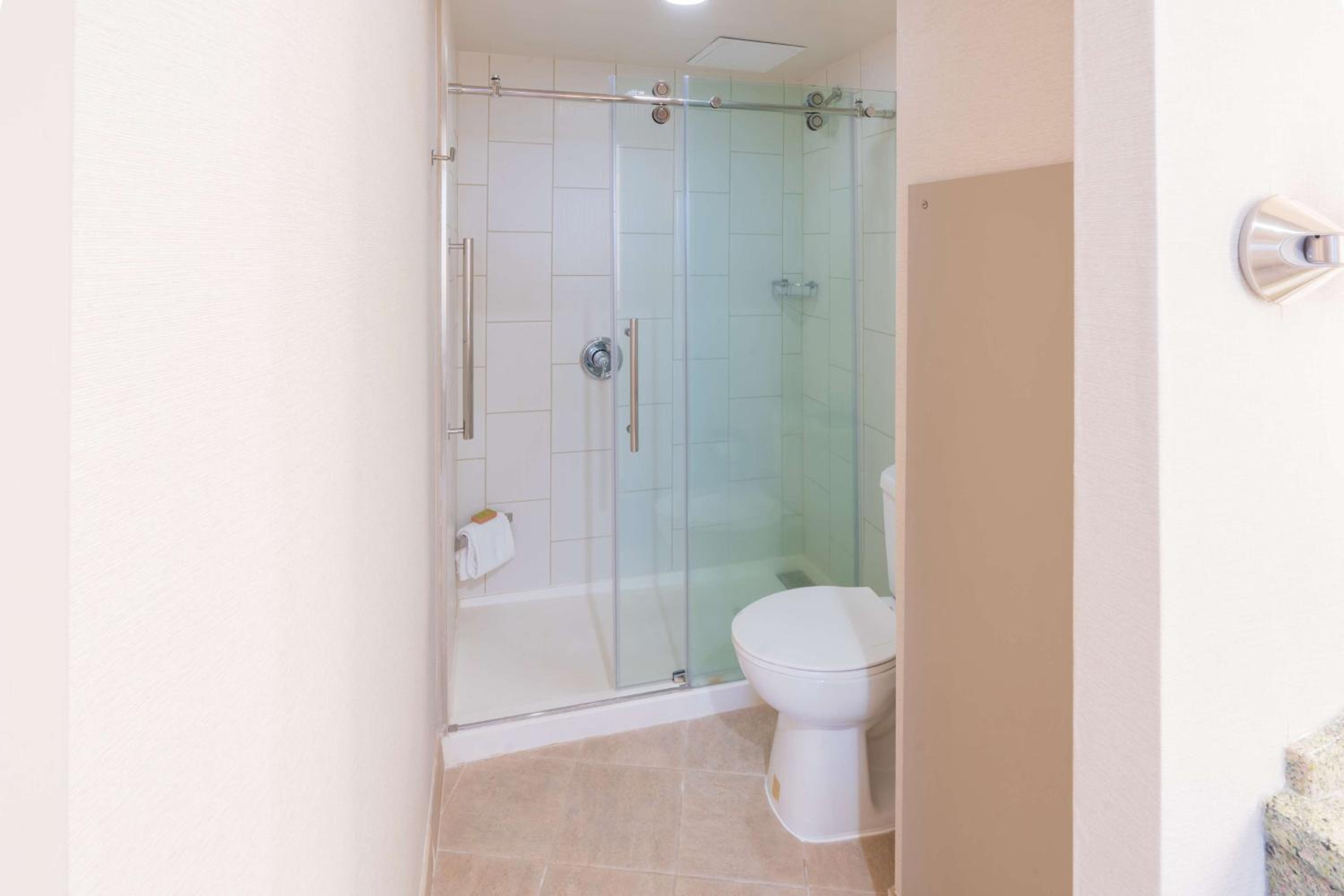 Double Room with Two Double Beds and Bath Tub - Mobility Access - Photo 2