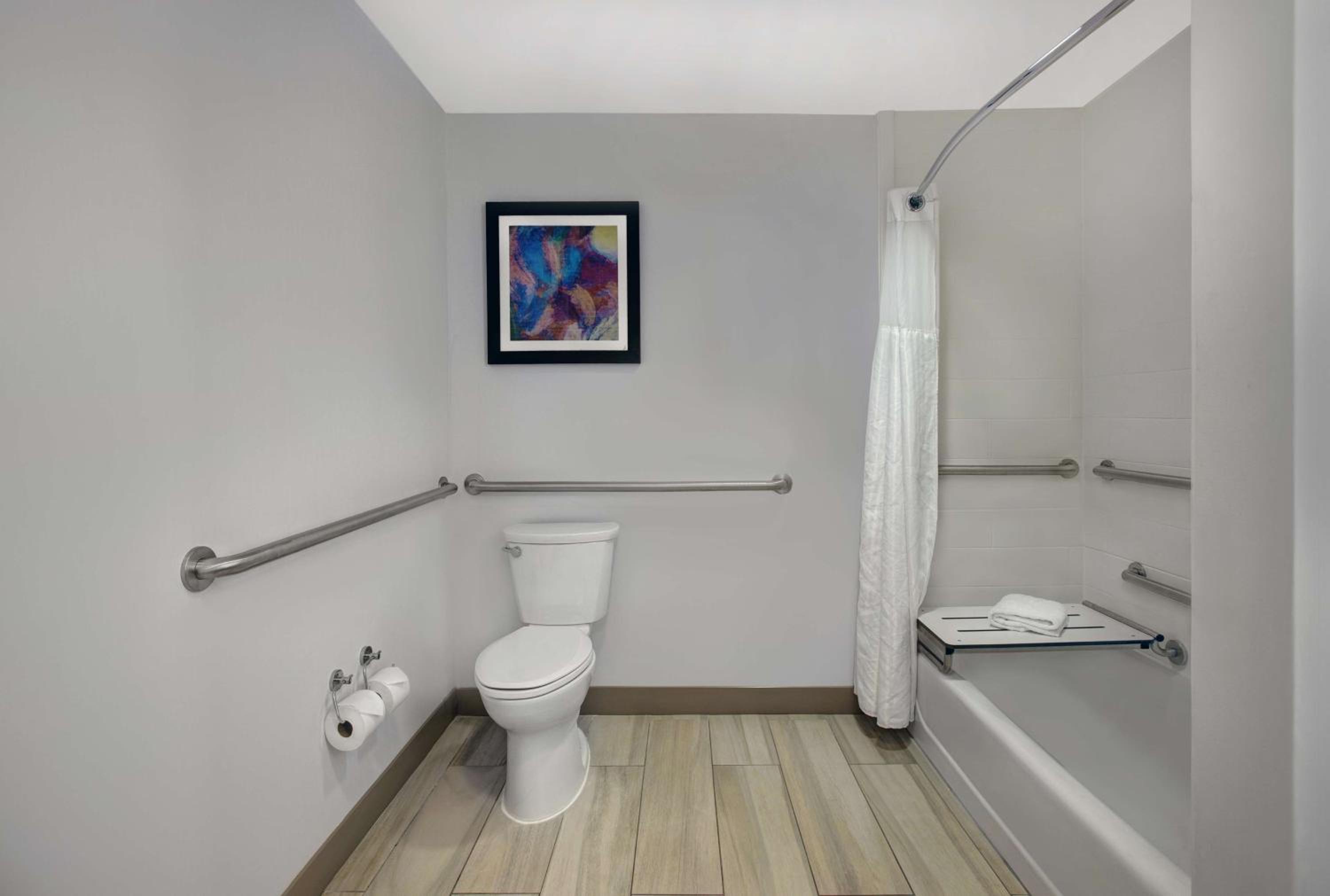 King Room with Tub - Mobility and Hearing Access - Photo 4