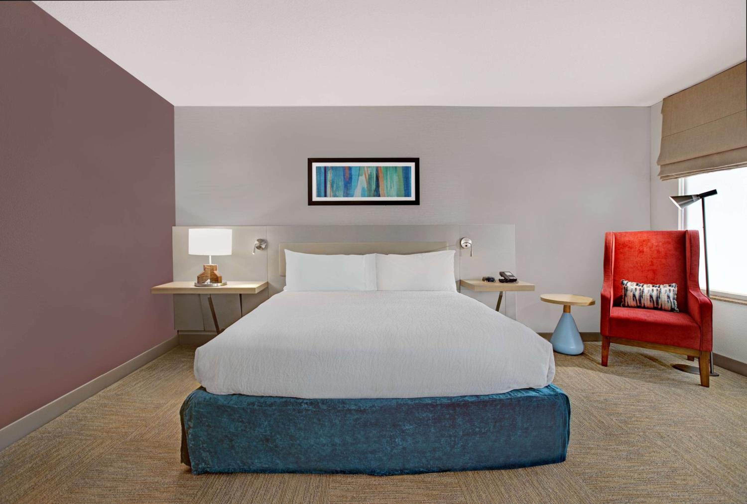 King Room with Tub - Mobility and Hearing Access - Photo 1