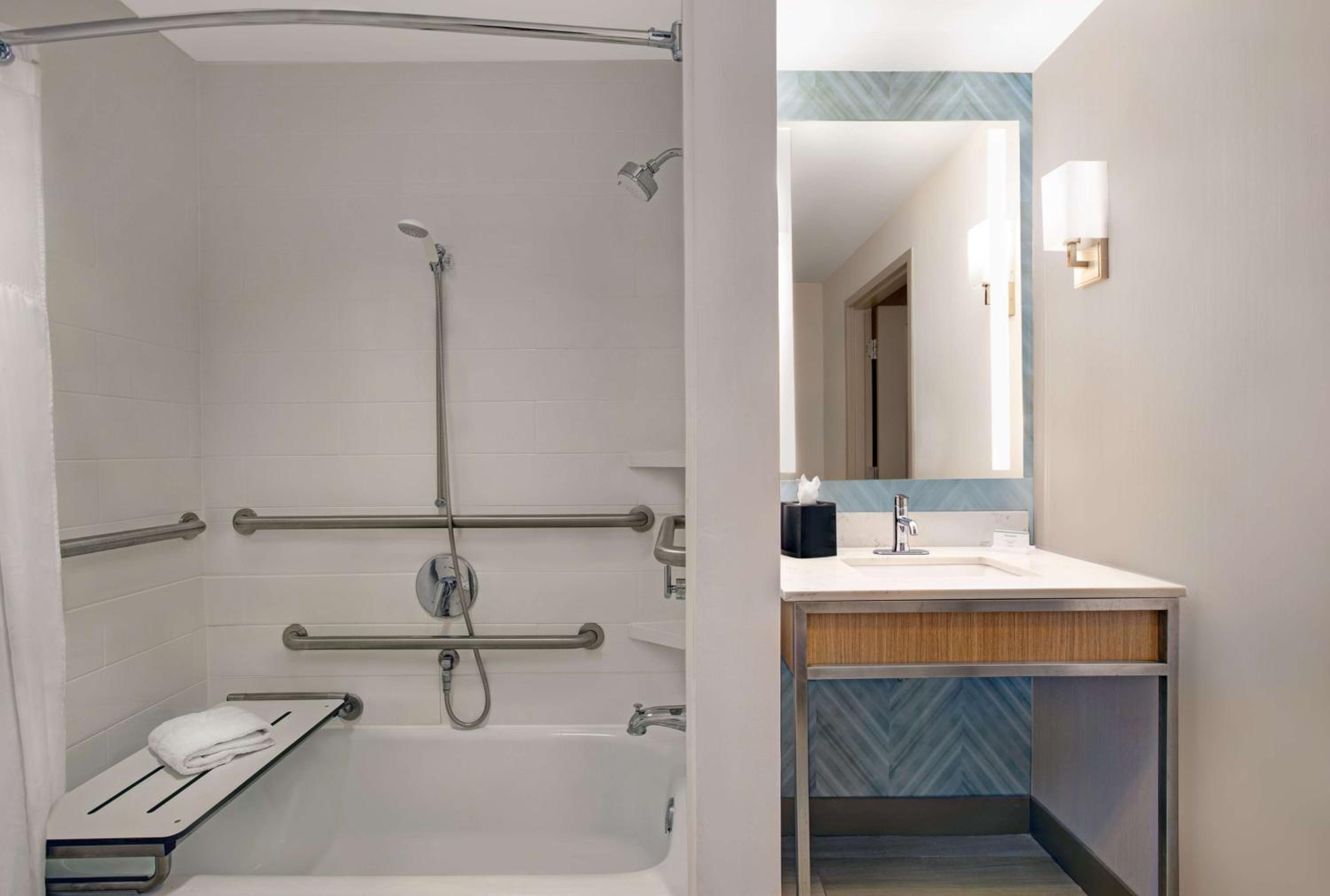King Room with Tub - Mobility and Hearing Access - Photo 2